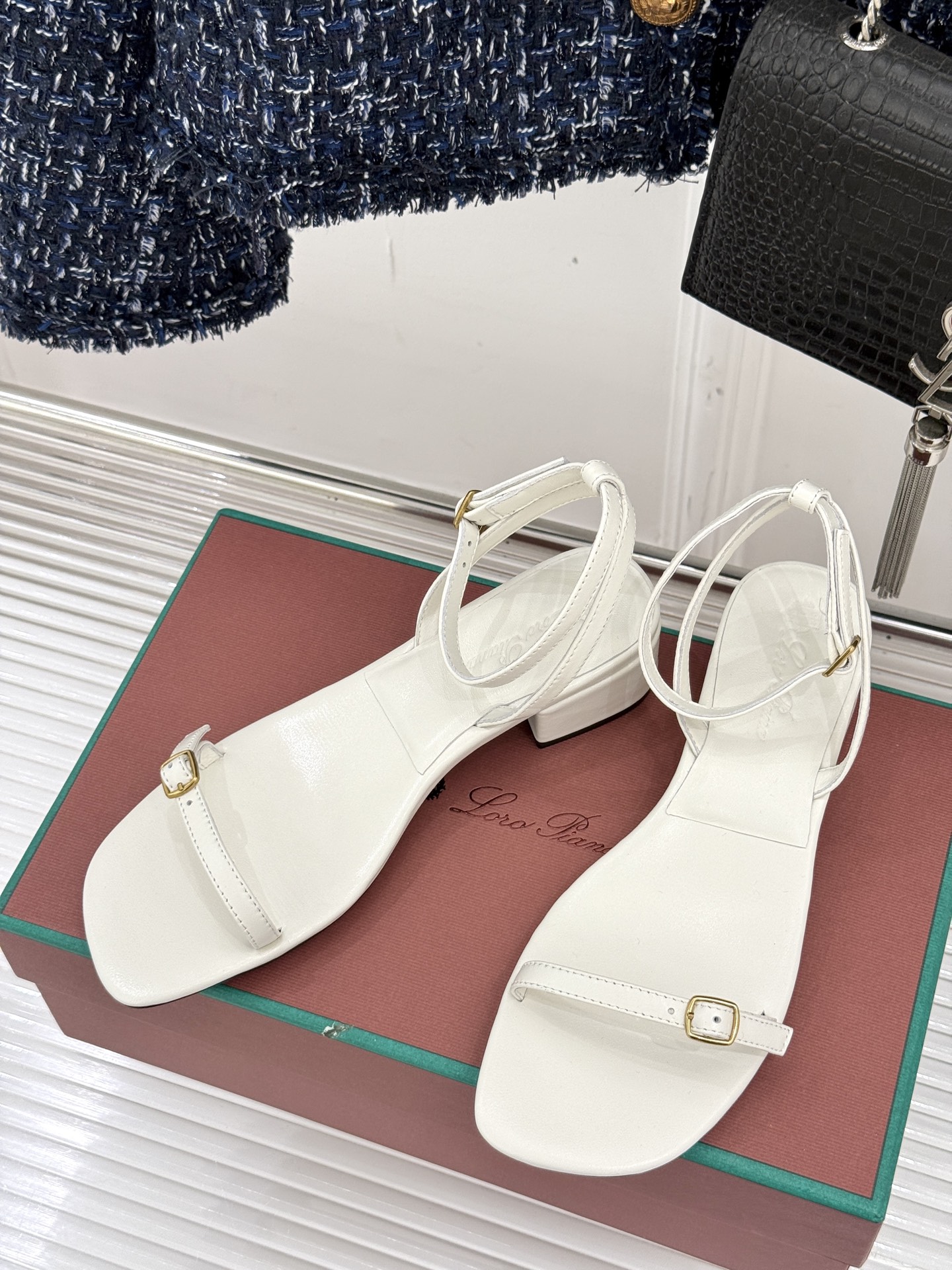 
Loro Piana/ LP  经典复古绝美
一字带粗跟凉鞋
简约即时髦 松弛的高级感
感受夏日感高级