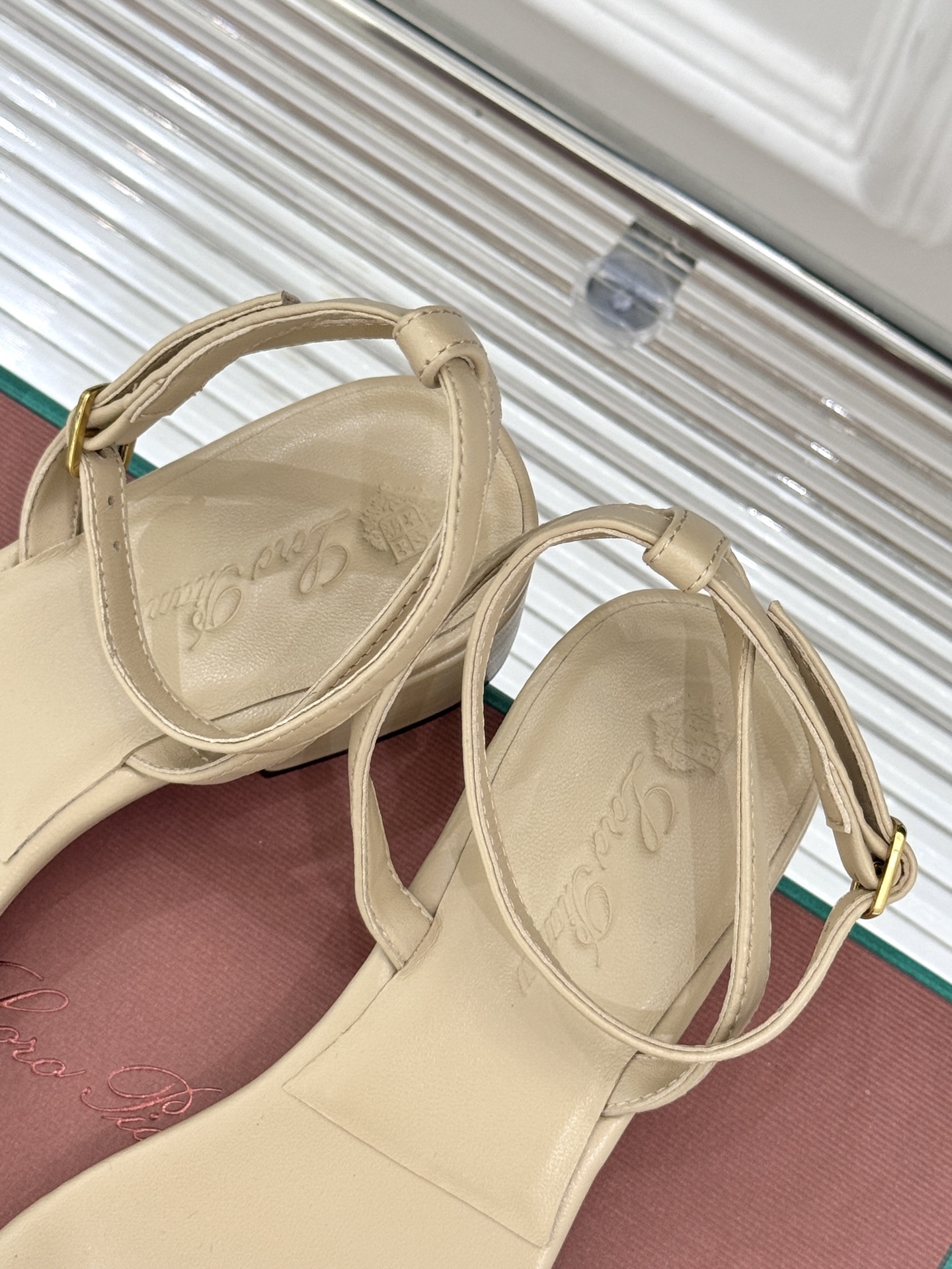 
Loro Piana/ LP  经典复古绝美
一字带粗跟凉鞋
简约即时髦 松弛的高级感
感受夏日感高级