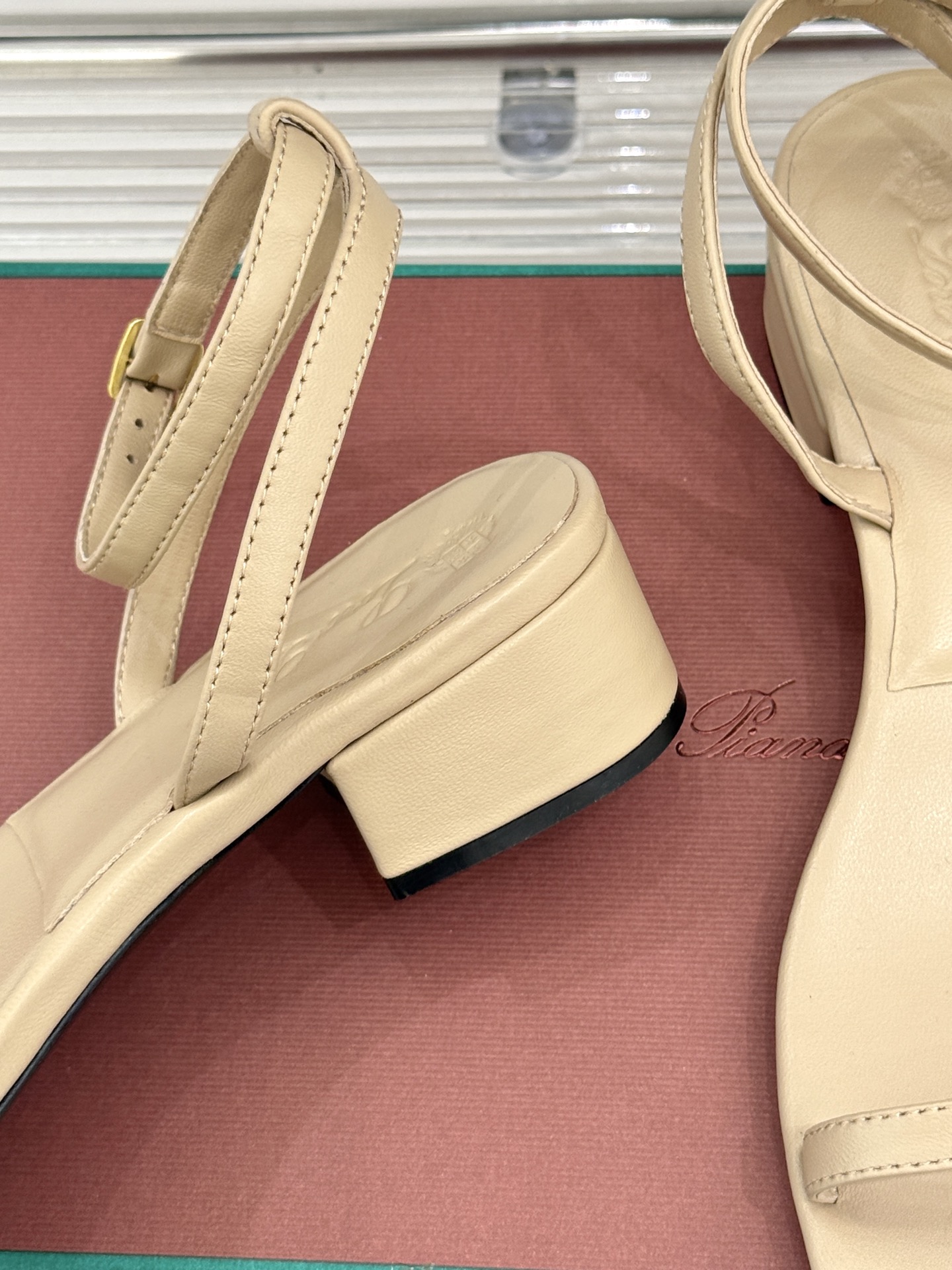 
Loro Piana/ LP  经典复古绝美
一字带粗跟凉鞋
简约即时髦 松弛的高级感
感受夏日感高级