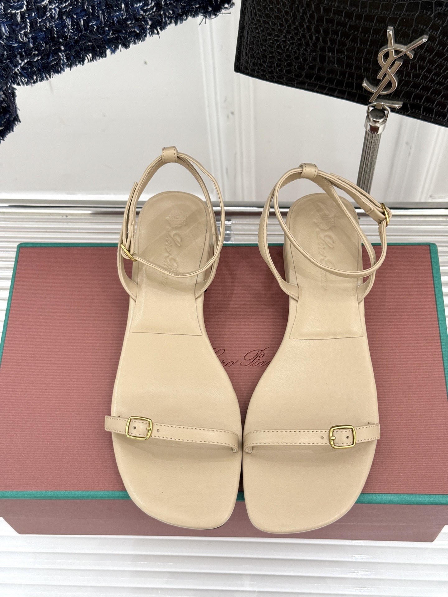 
Loro Piana/ LP  经典复古绝美
一字带粗跟凉鞋
简约即时髦 松弛的高级感
感受夏日感高级