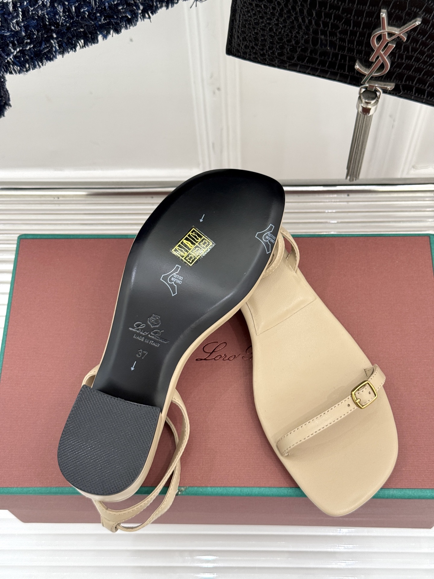 
Loro Piana/ LP  经典复古绝美
一字带粗跟凉鞋
简约即时髦 松弛的高级感
感受夏日感高级