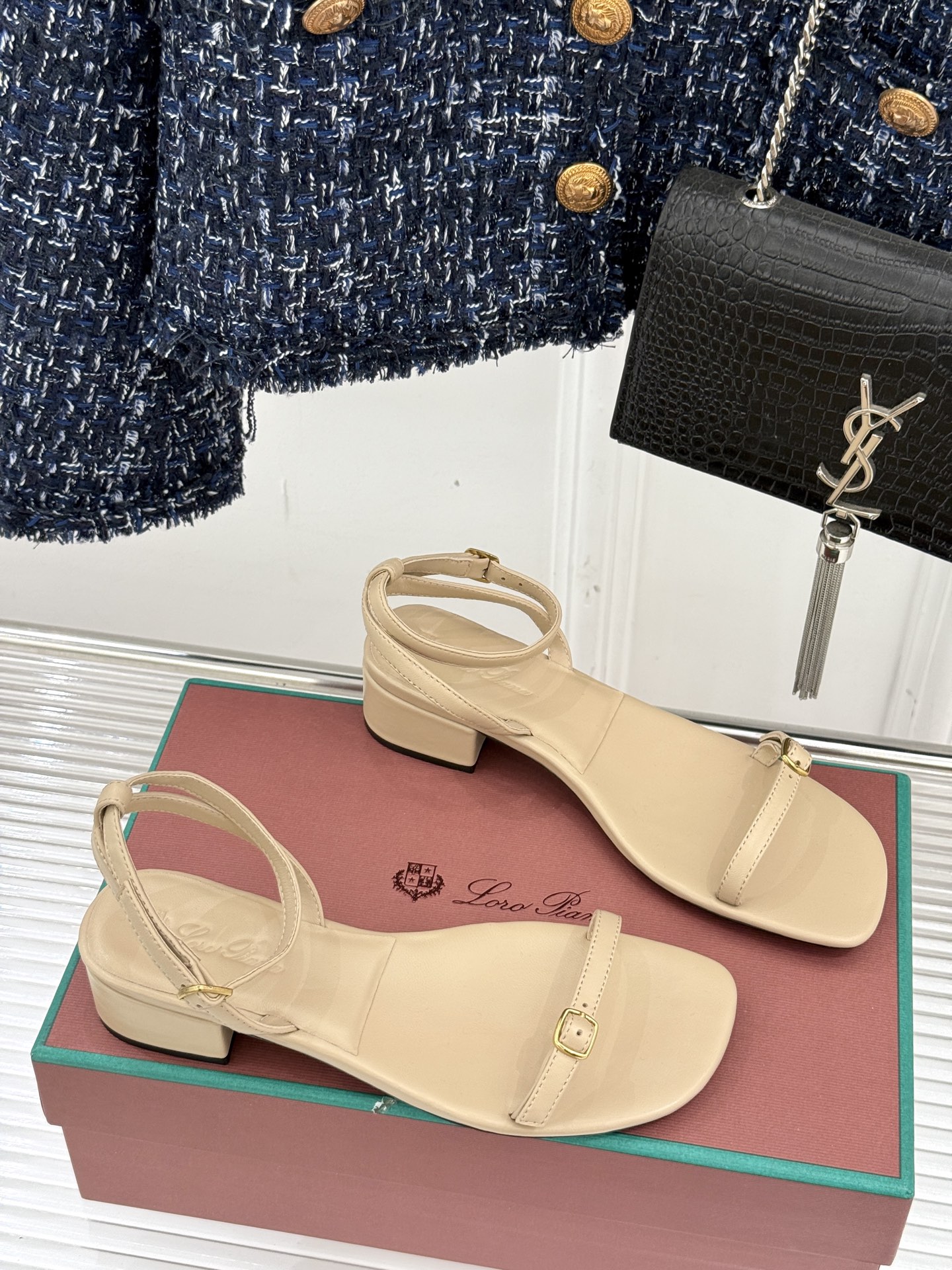 
Loro Piana/ LP  经典复古绝美
一字带粗跟凉鞋
简约即时髦 松弛的高级感
感受夏日感高级