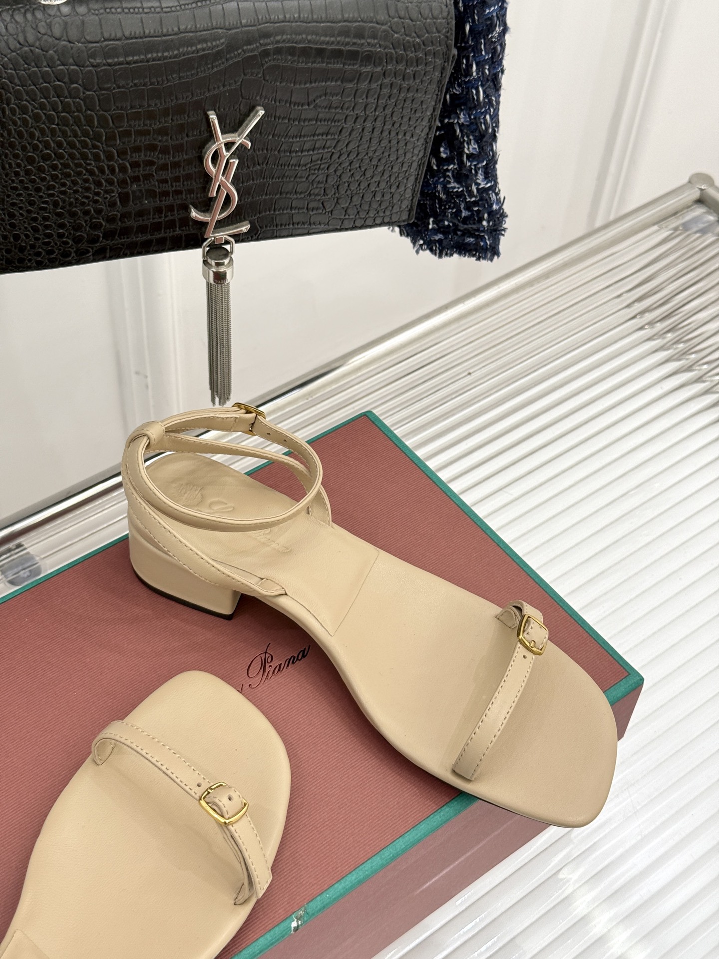 
Loro Piana/ LP  经典复古绝美
一字带粗跟凉鞋
简约即时髦 松弛的高级感
感受夏日感高级