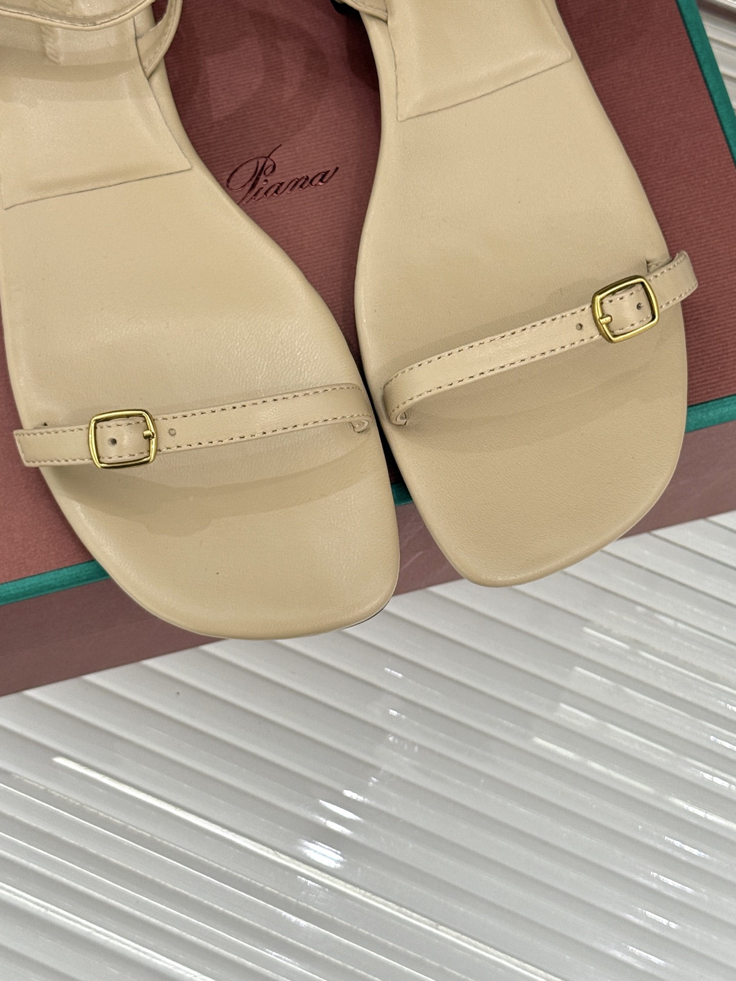 
Loro Piana/ LP  经典复古绝美
一字带粗跟凉鞋
简约即时髦 松弛的高级感
感受夏日感高级