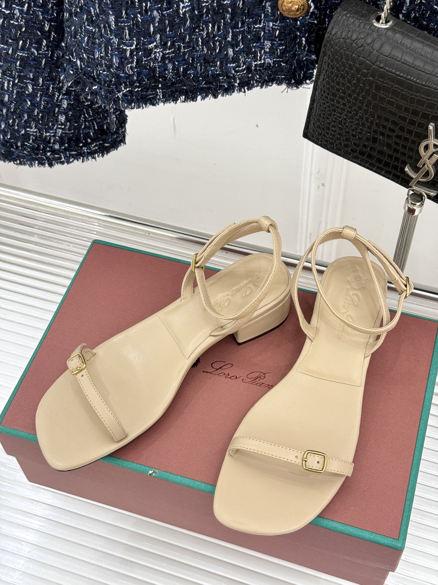 
Loro Piana/ LP  经典复古绝美
一字带粗跟凉鞋
简约即时髦 松弛的高级感
感受夏日感高级