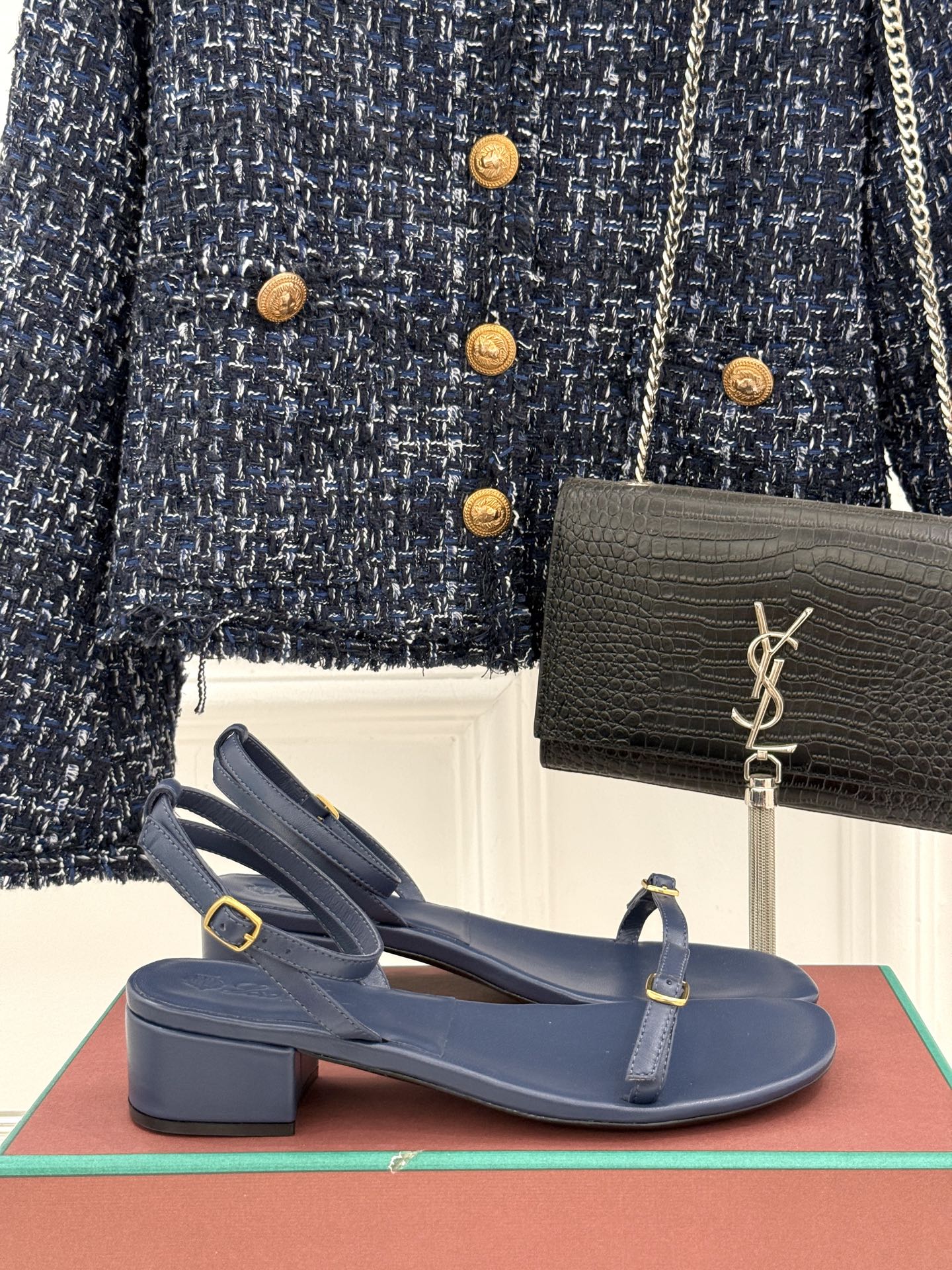 
Loro Piana/ LP  经典复古绝美
一字带粗跟凉鞋
简约即时髦 松弛的高级感
感受夏日感高级