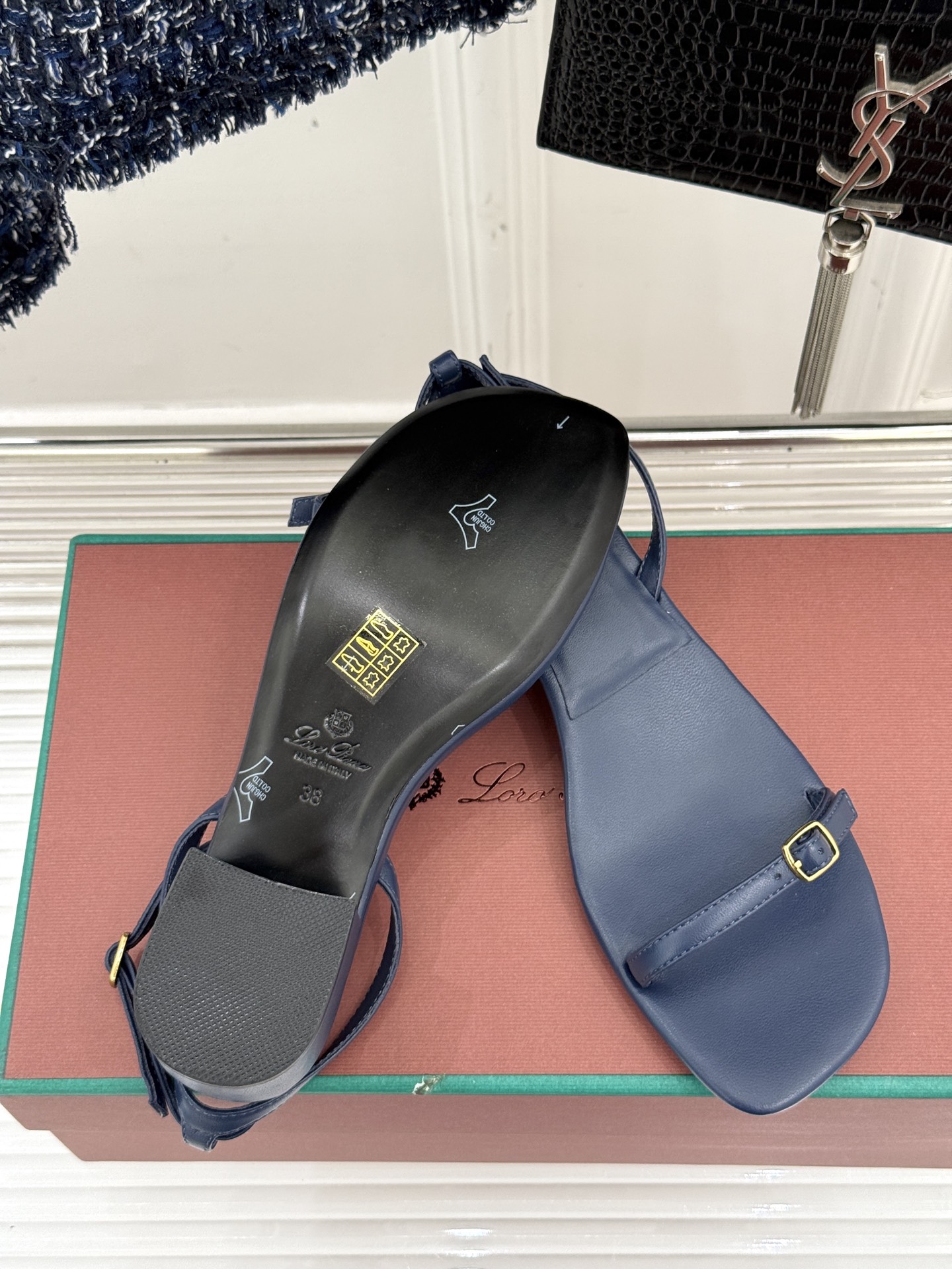 
Loro Piana/ LP  经典复古绝美
一字带粗跟凉鞋
简约即时髦 松弛的高级感
感受夏日感高级