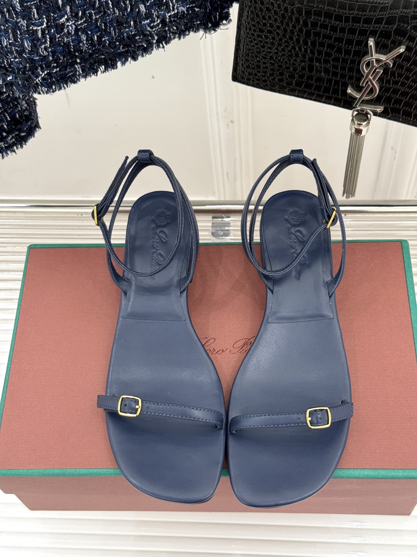 
Loro Piana/ LP  经典复古绝美
一字带粗跟凉鞋
简约即时髦 松弛的高级感
感受夏日感高级