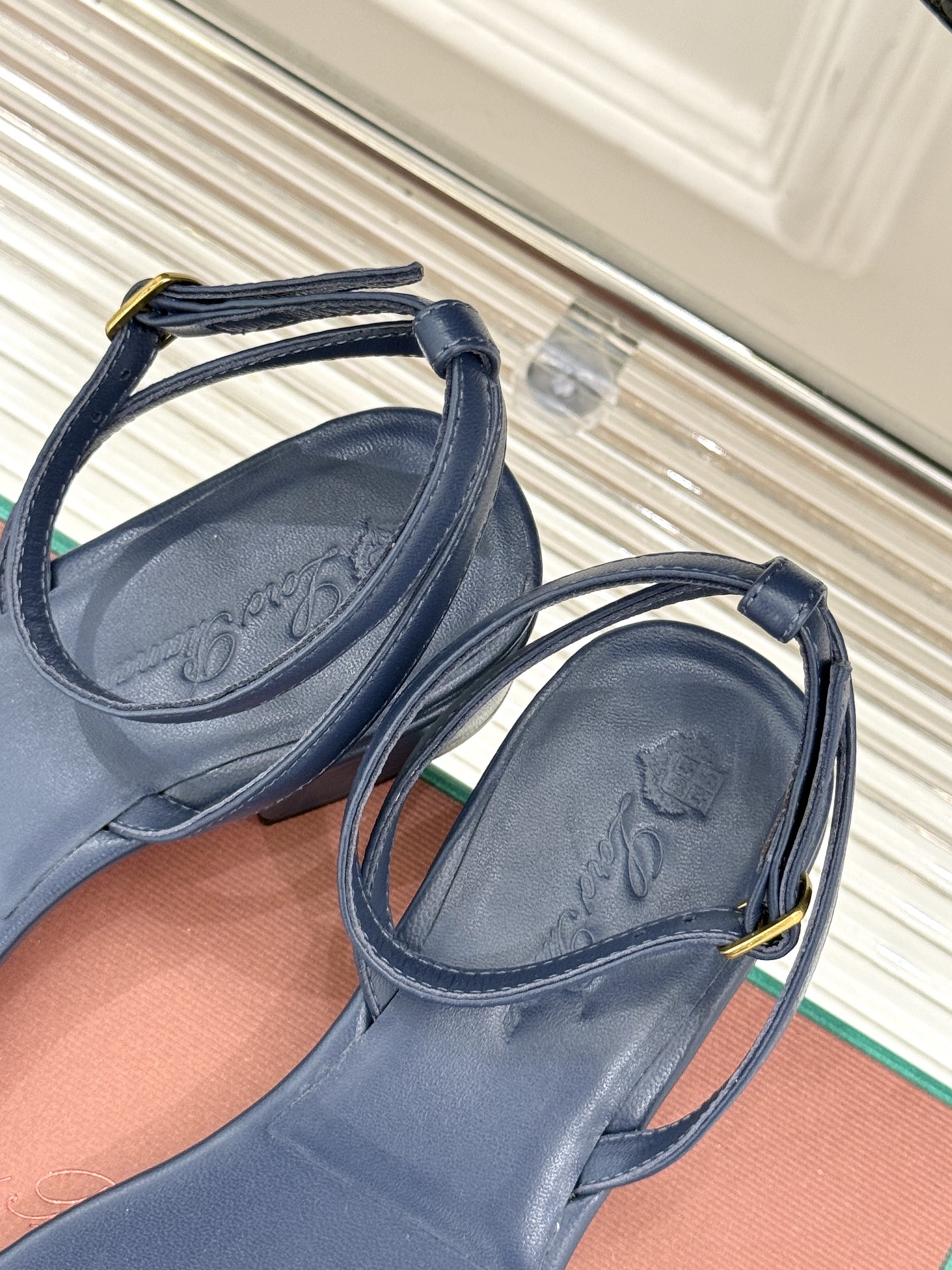 
Loro Piana/ LP  经典复古绝美
一字带粗跟凉鞋
简约即时髦 松弛的高级感
感受夏日感高级