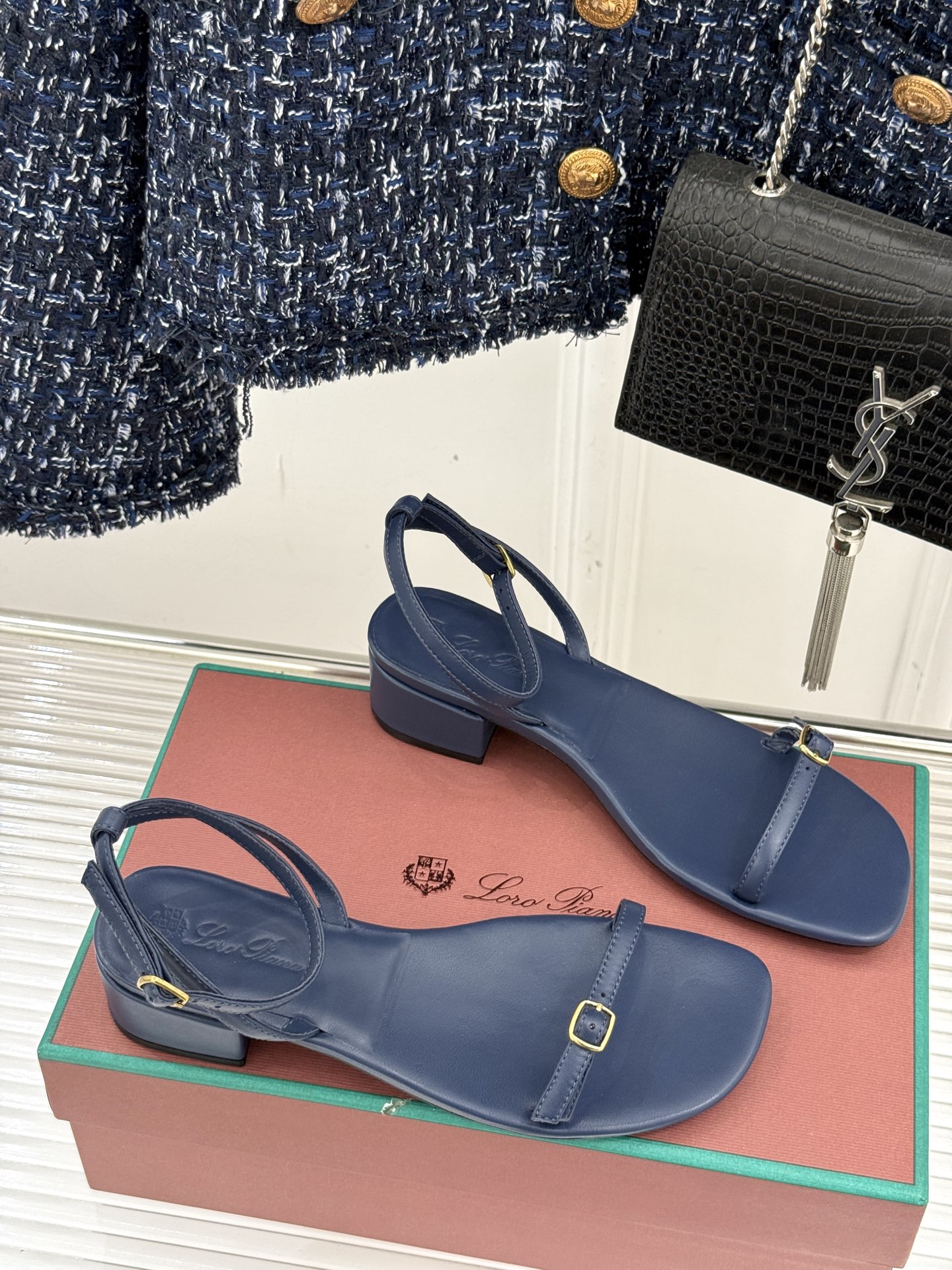 
Loro Piana/ LP  经典复古绝美
一字带粗跟凉鞋
简约即时髦 松弛的高级感
感受夏日感高级