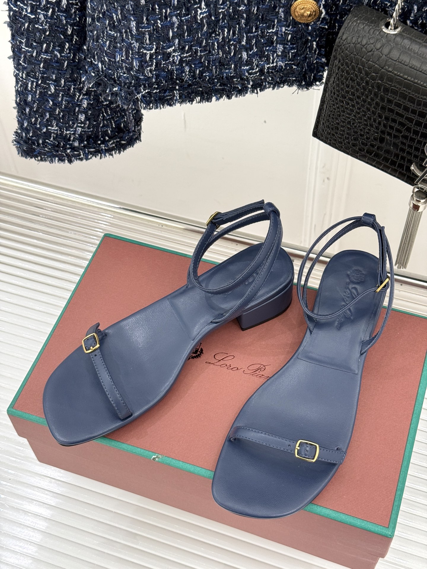 
Loro Piana/ LP  经典复古绝美
一字带粗跟凉鞋
简约即时髦 松弛的高级感
感受夏日感高级