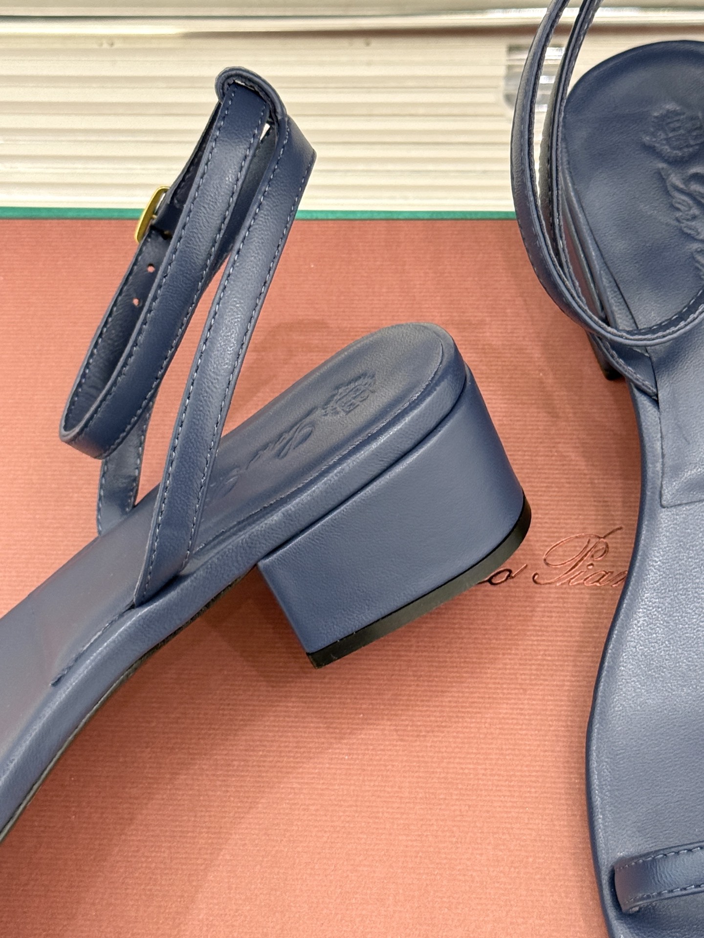 
Loro Piana/ LP  经典复古绝美
一字带粗跟凉鞋
简约即时髦 松弛的高级感
感受夏日感高级