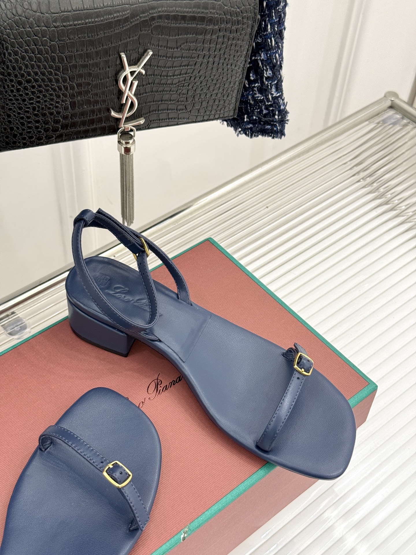 
Loro Piana/ LP  经典复古绝美
一字带粗跟凉鞋
简约即时髦 松弛的高级感
感受夏日感高级