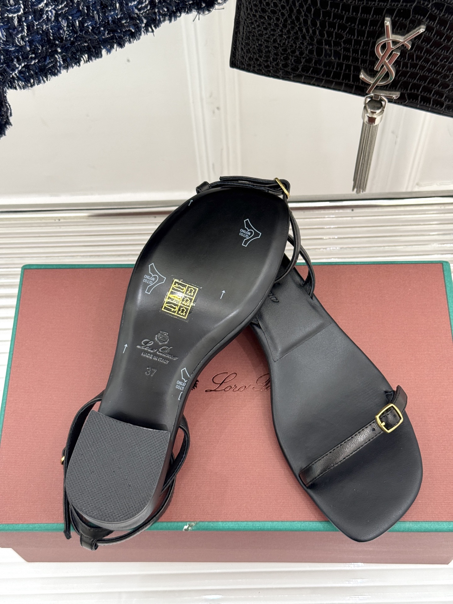 
Loro Piana/ LP  经典复古绝美
一字带粗跟凉鞋
简约即时髦 松弛的高级感
感受夏日感高级