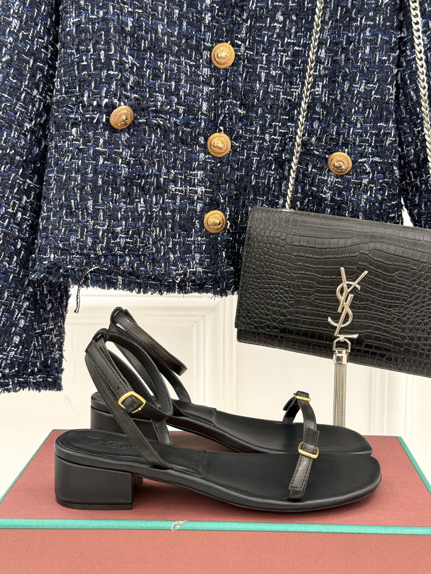 
Loro Piana/ LP  经典复古绝美
一字带粗跟凉鞋
简约即时髦 松弛的高级感
感受夏日感高级