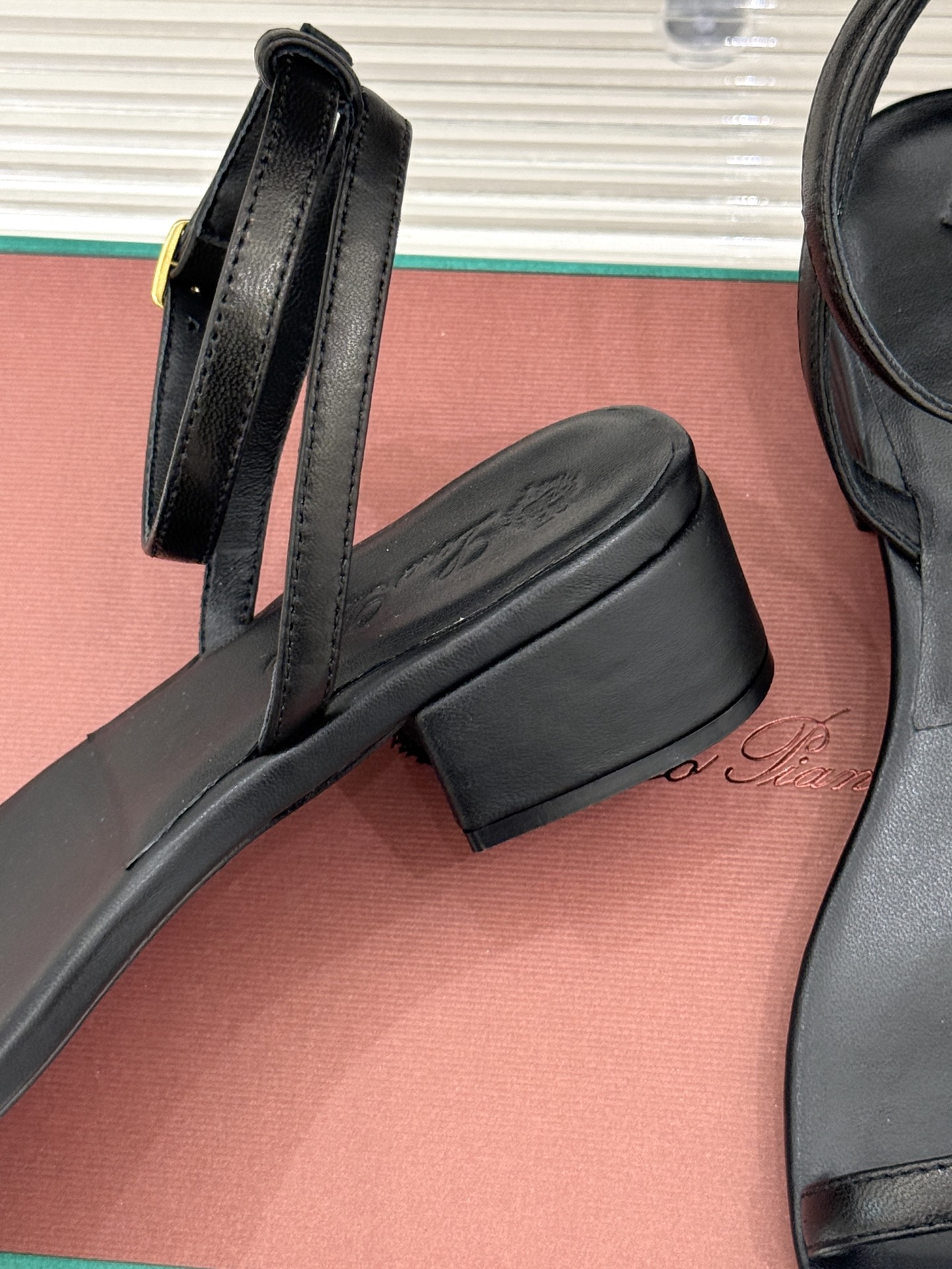 
Loro Piana/ LP  经典复古绝美
一字带粗跟凉鞋
简约即时髦 松弛的高级感
感受夏日感高级