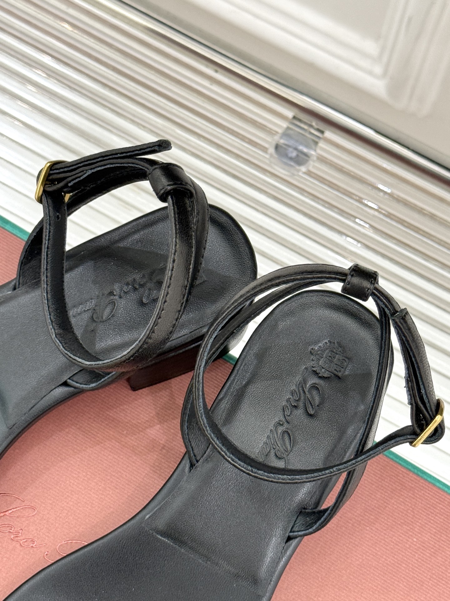 
Loro Piana/ LP  经典复古绝美
一字带粗跟凉鞋
简约即时髦 松弛的高级感
感受夏日感高级