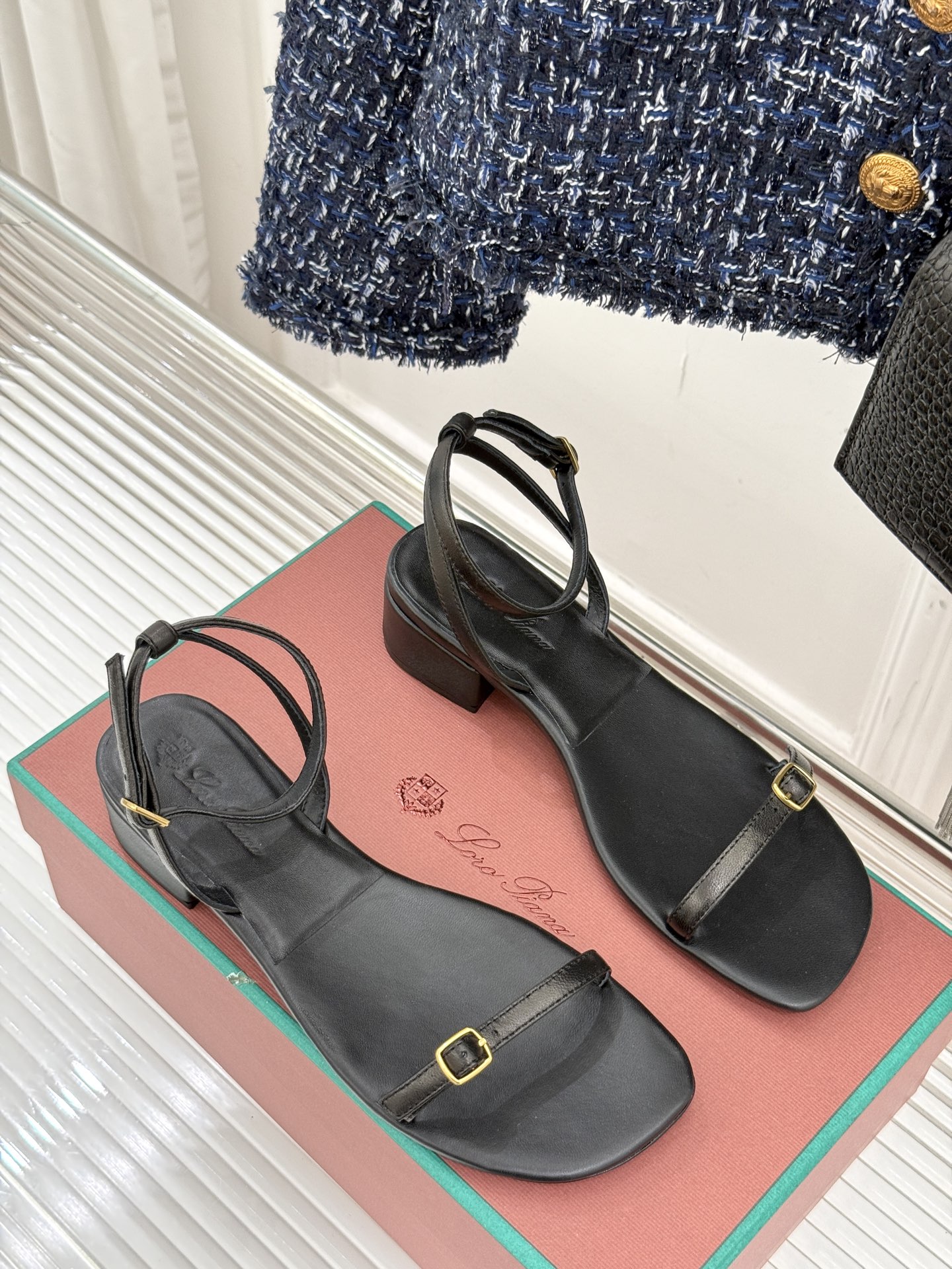 
Loro Piana/ LP  经典复古绝美
一字带粗跟凉鞋
简约即时髦 松弛的高级感
感受夏日感高级