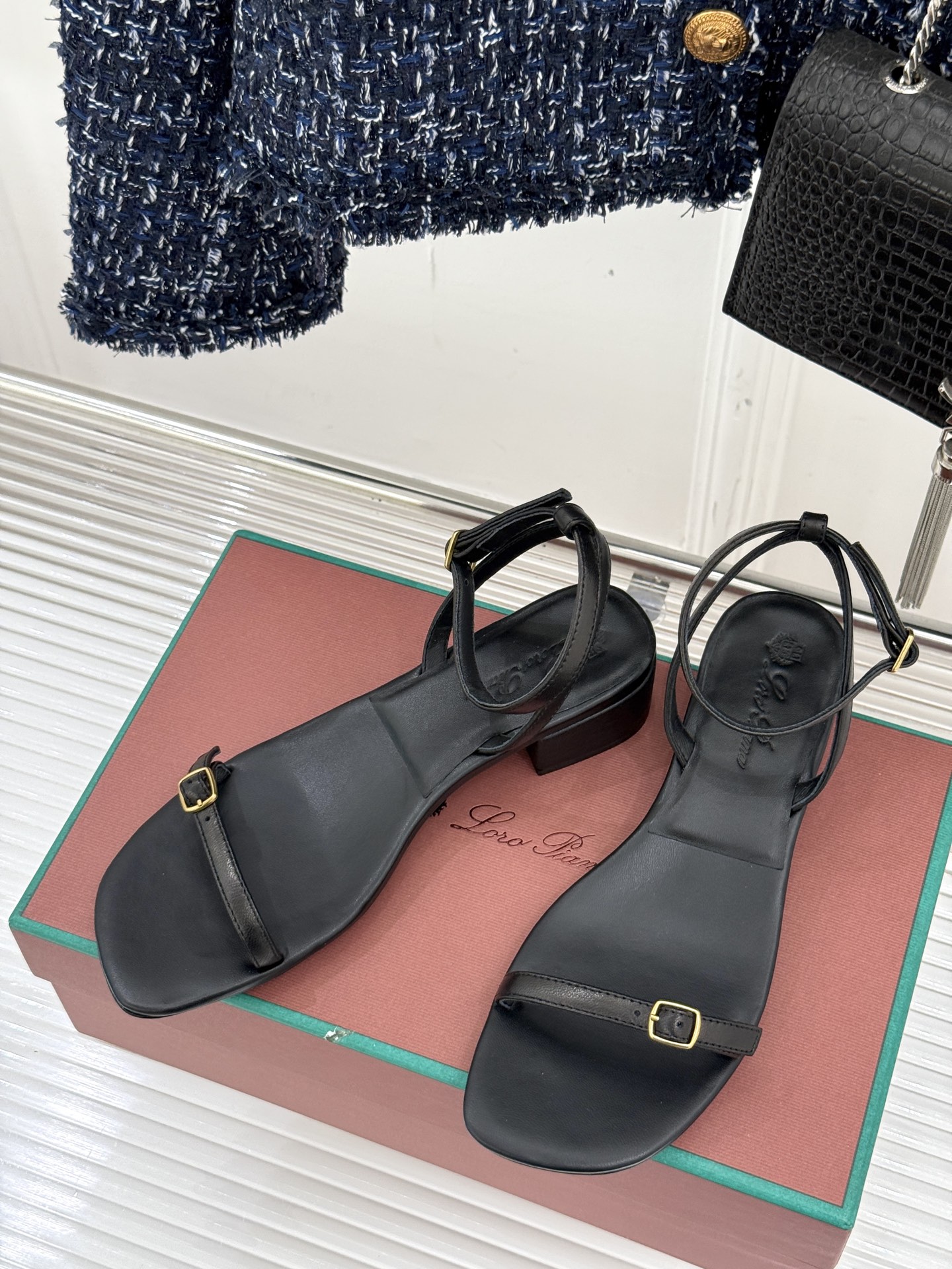 
Loro Piana/ LP  经典复古绝美
一字带粗跟凉鞋
简约即时髦 松弛的高级感
感受夏日感高级