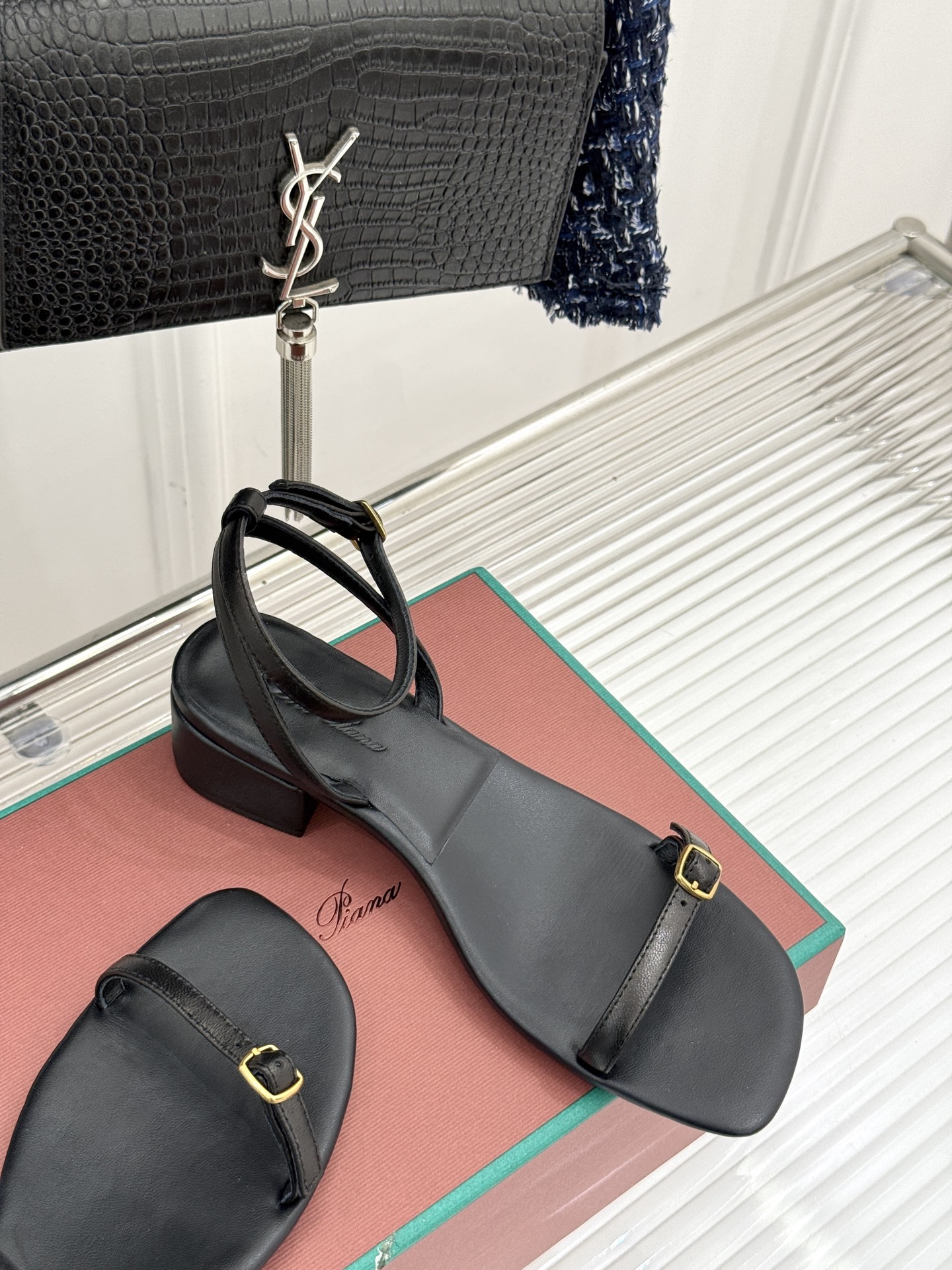 
Loro Piana/ LP  经典复古绝美
一字带粗跟凉鞋
简约即时髦 松弛的高级感
感受夏日感高级