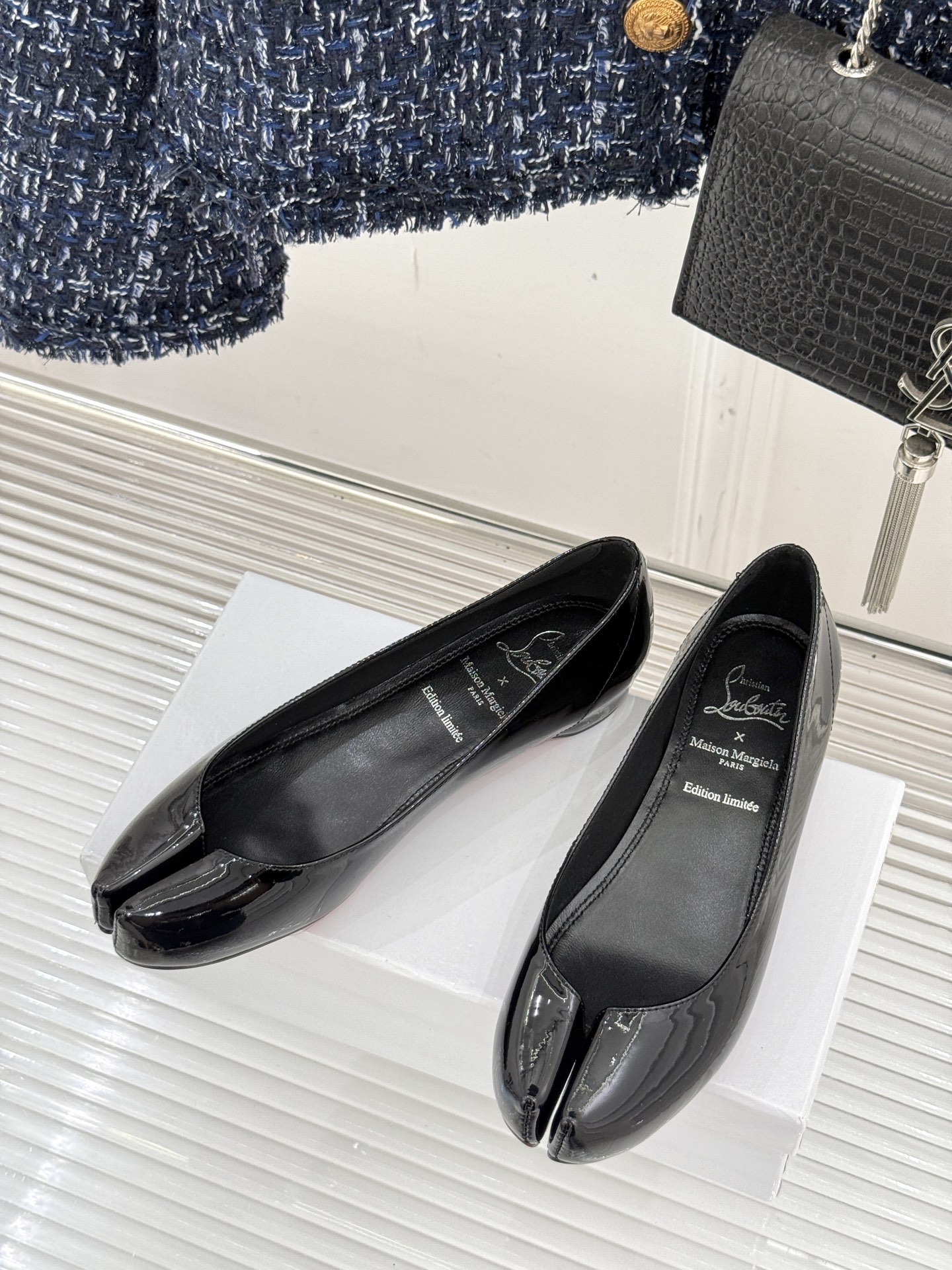 
Christian Louboutin x Maison Margiela
联名系列分趾鞋
胶囊系列是