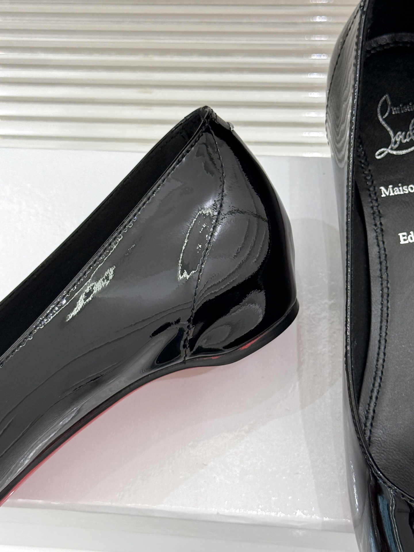 
Christian Louboutin x Maison Margiela
联名系列分趾鞋
胶囊系列是