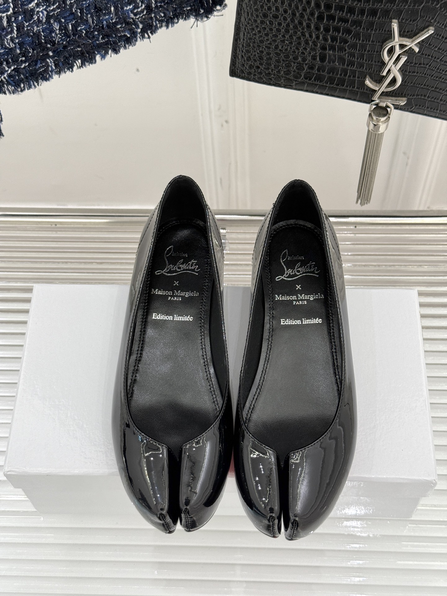 
Christian Louboutin x Maison Margiela
联名系列分趾鞋
胶囊系列是
