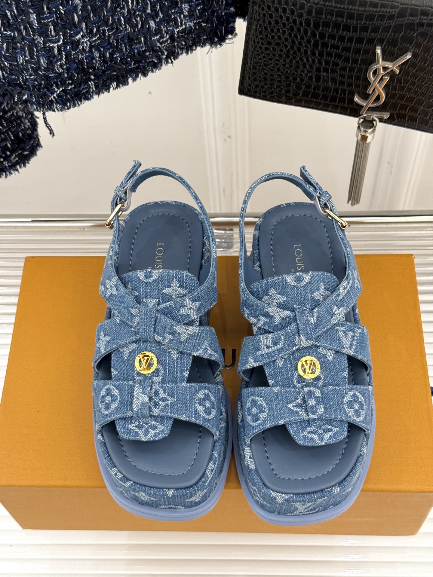 
L*V驴家春夏新品厚底沙滩凉鞋
今夏最火爆款式🔥
火遍时尚圈的“宠儿” 
这个鞋型 穿上真的很显瘦
穿