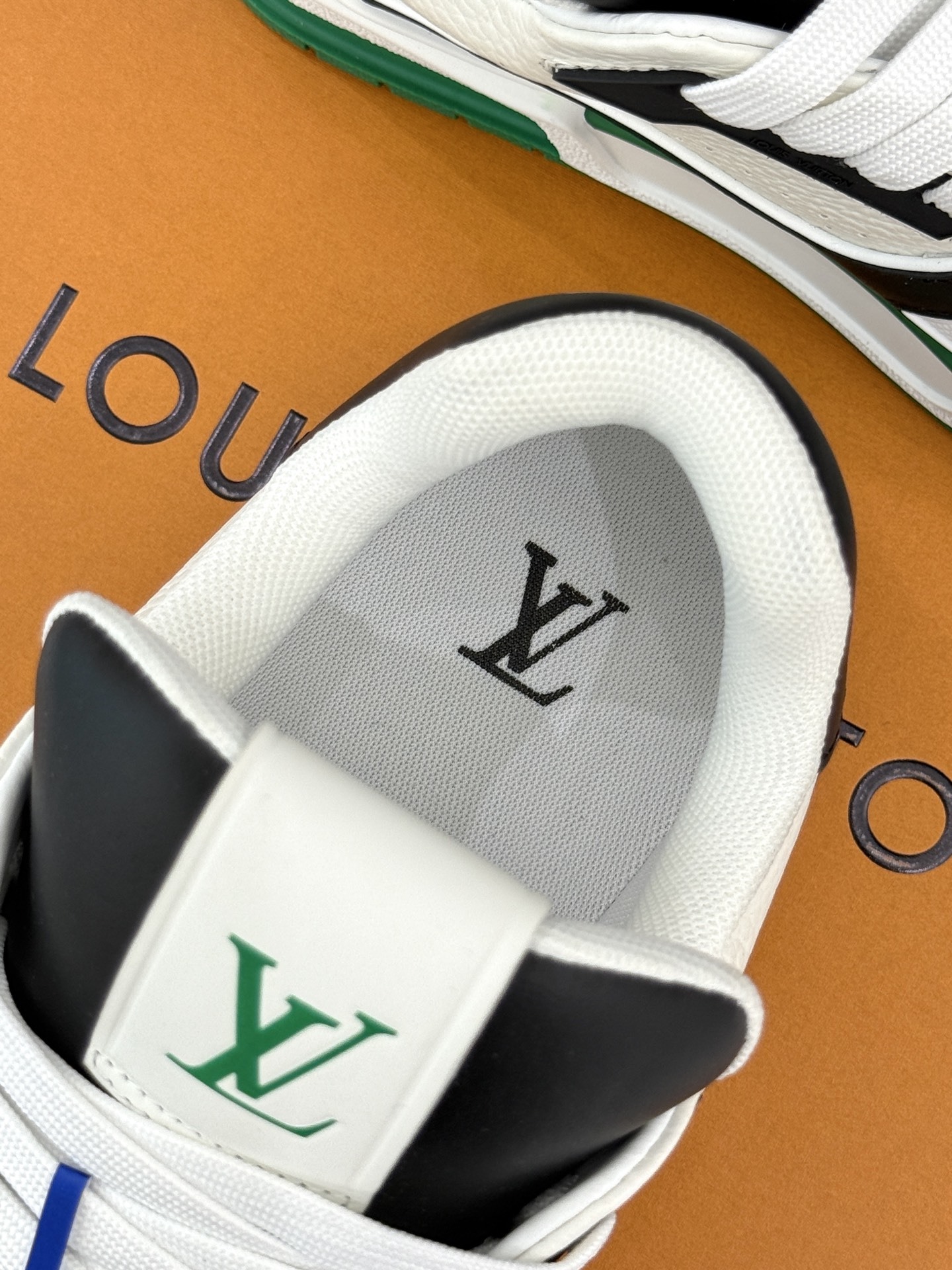 L*V驴牌经典情侣款商务定制休闲运动板鞋‼️
LV Trainer 运动鞋融合正绒面牛皮革和粒面牛皮