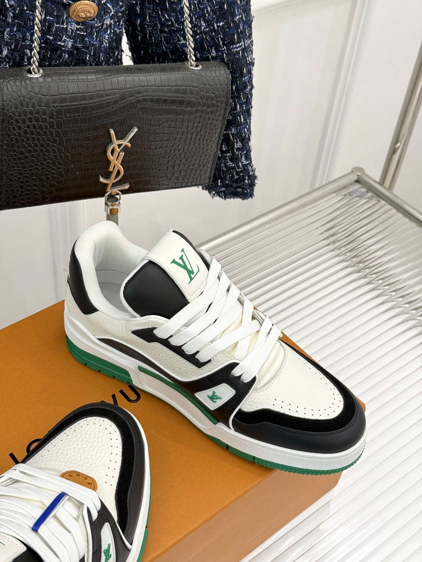L*V驴牌经典情侣款商务定制休闲运动板鞋‼️
LV Trainer 运动鞋融合正绒面牛皮革和粒面牛皮