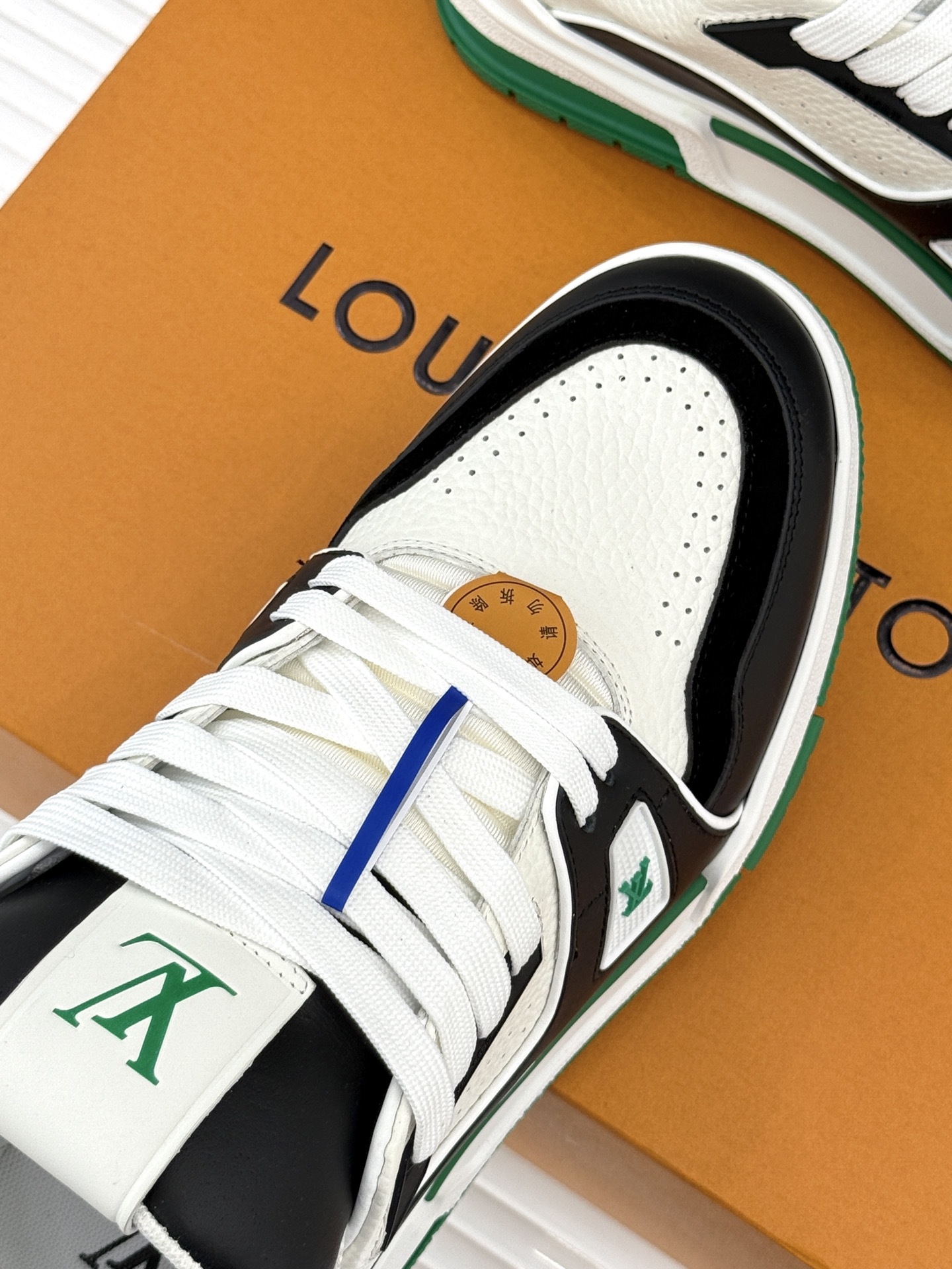 L*V驴牌经典情侣款商务定制休闲运动板鞋‼️
LV Trainer 运动鞋融合正绒面牛皮革和粒面牛皮