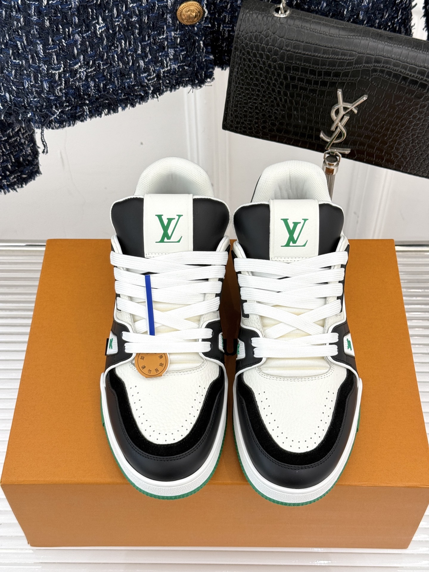 L*V驴牌经典情侣款商务定制休闲运动板鞋‼️
LV Trainer 运动鞋融合正绒面牛皮革和粒面牛皮