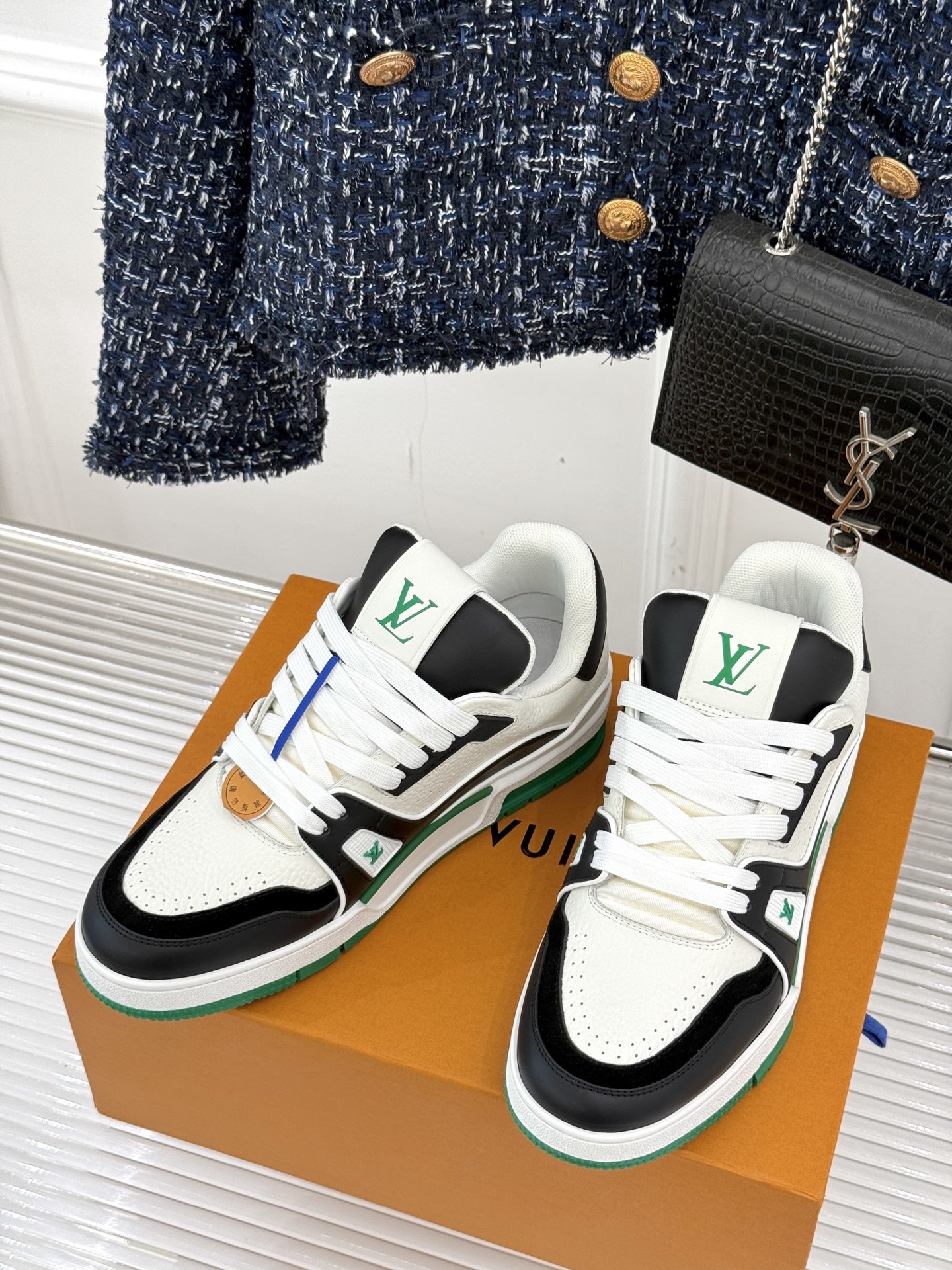 L*V驴牌经典情侣款商务定制休闲运动板鞋‼️
LV Trainer 运动鞋融合正绒面牛皮革和粒面牛皮
