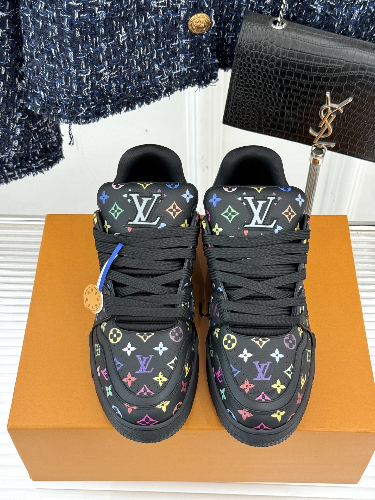 L*V驴牌经典情侣款商务定制休闲运动板鞋‼️
LV Trainer 运动鞋融合正绒面牛皮革和粒面牛皮