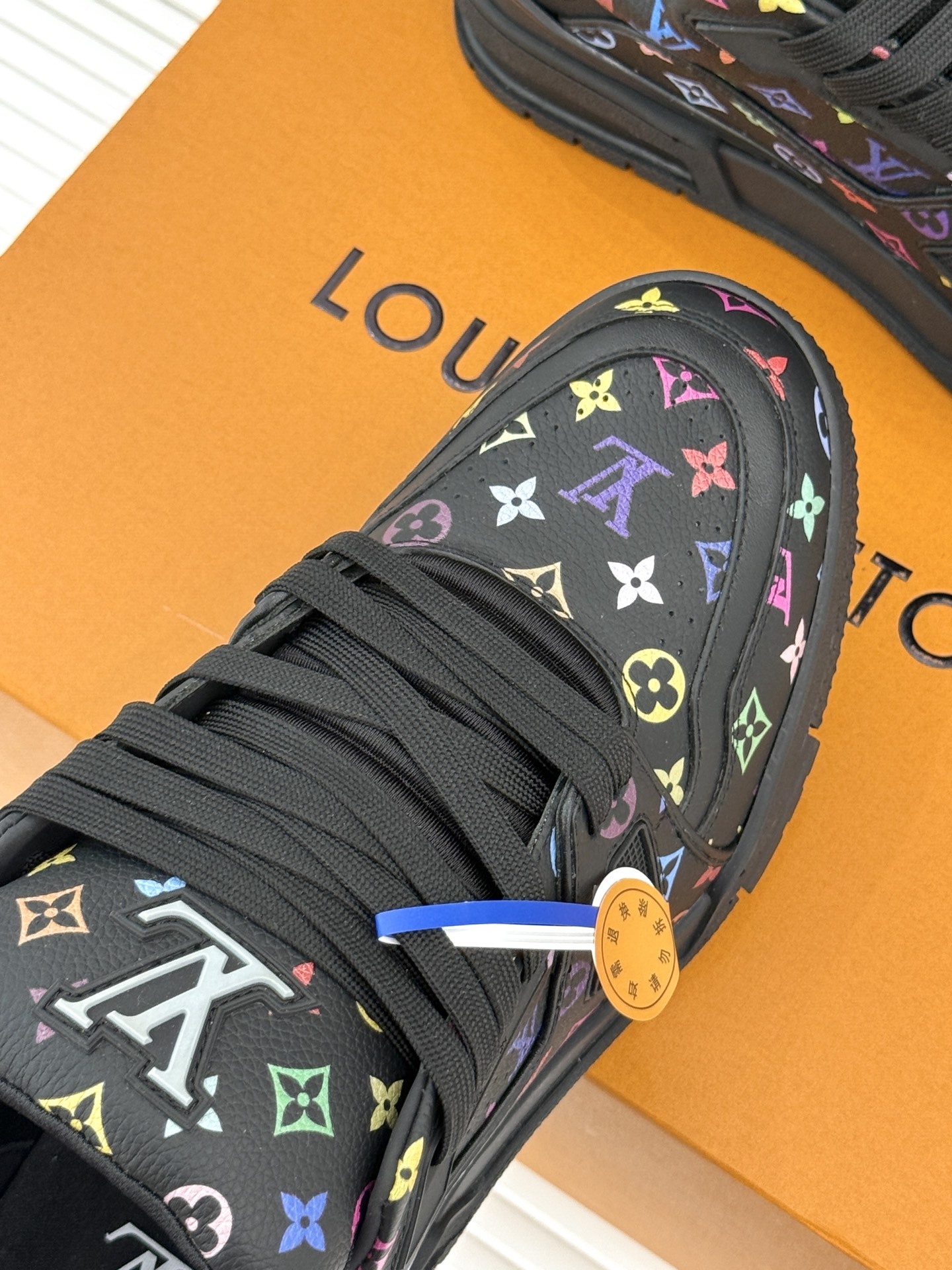 L*V驴牌经典情侣款商务定制休闲运动板鞋‼️
LV Trainer 运动鞋融合正绒面牛皮革和粒面牛皮