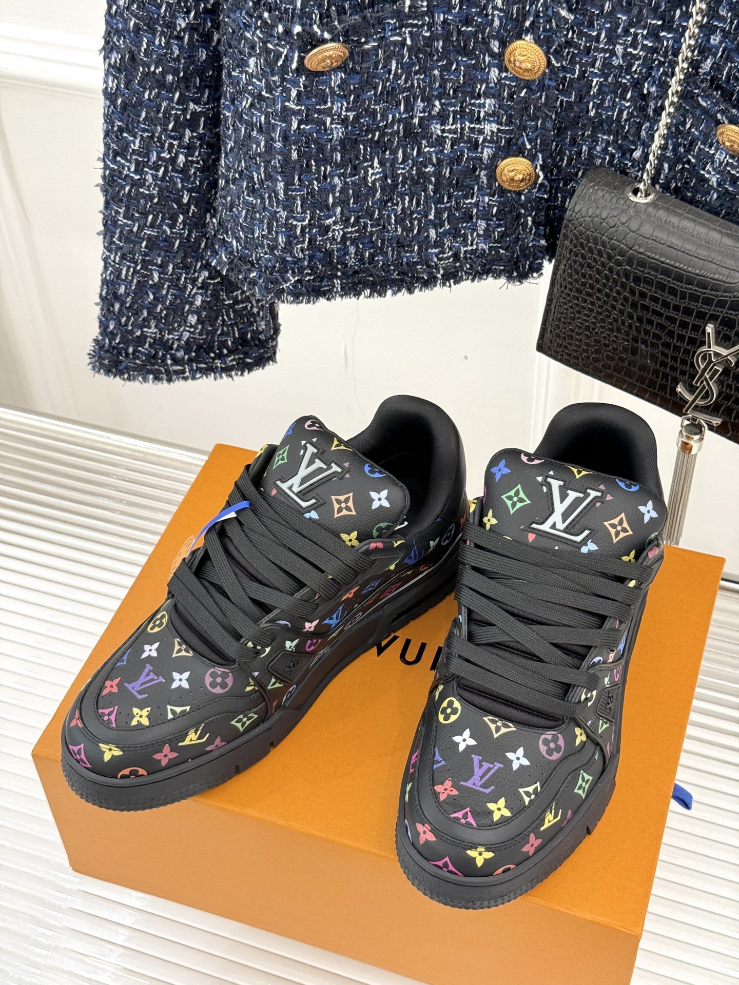 L*V驴牌经典情侣款商务定制休闲运动板鞋‼️
LV Trainer 运动鞋融合正绒面牛皮革和粒面牛皮