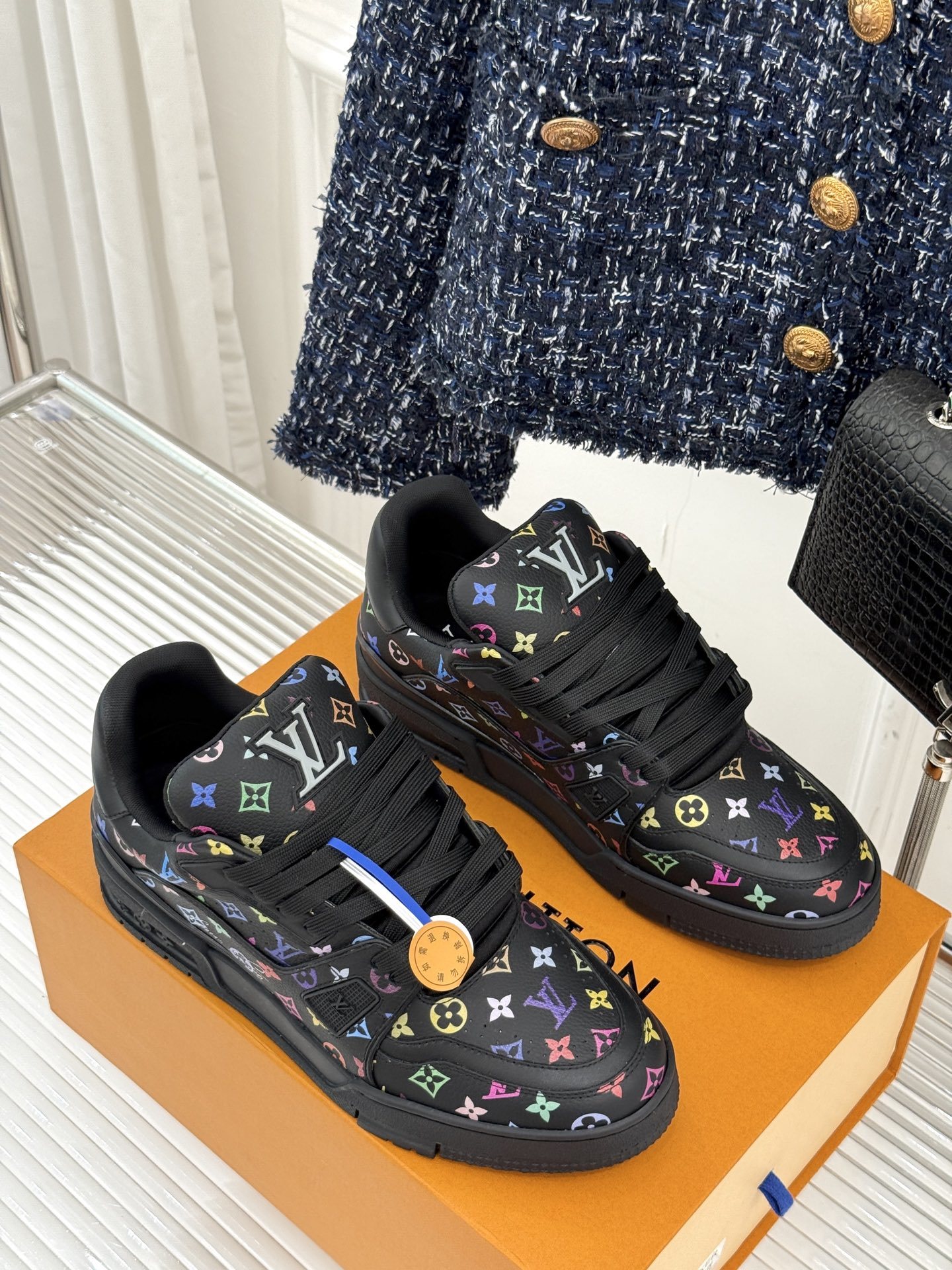 L*V驴牌经典情侣款商务定制休闲运动板鞋‼️
LV Trainer 运动鞋融合正绒面牛皮革和粒面牛皮