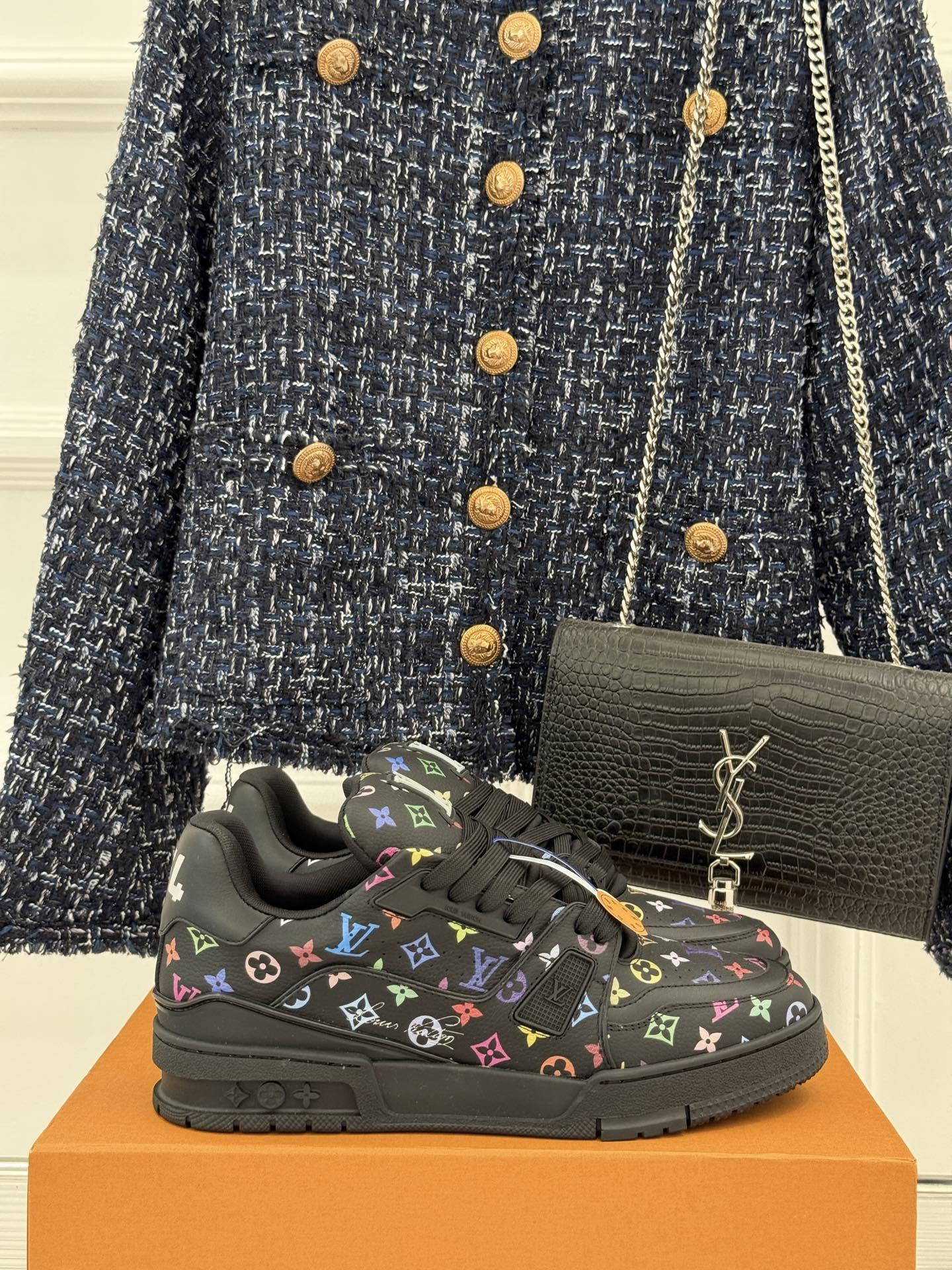 L*V驴牌经典情侣款商务定制休闲运动板鞋‼️
LV Trainer 运动鞋融合正绒面牛皮革和粒面牛皮