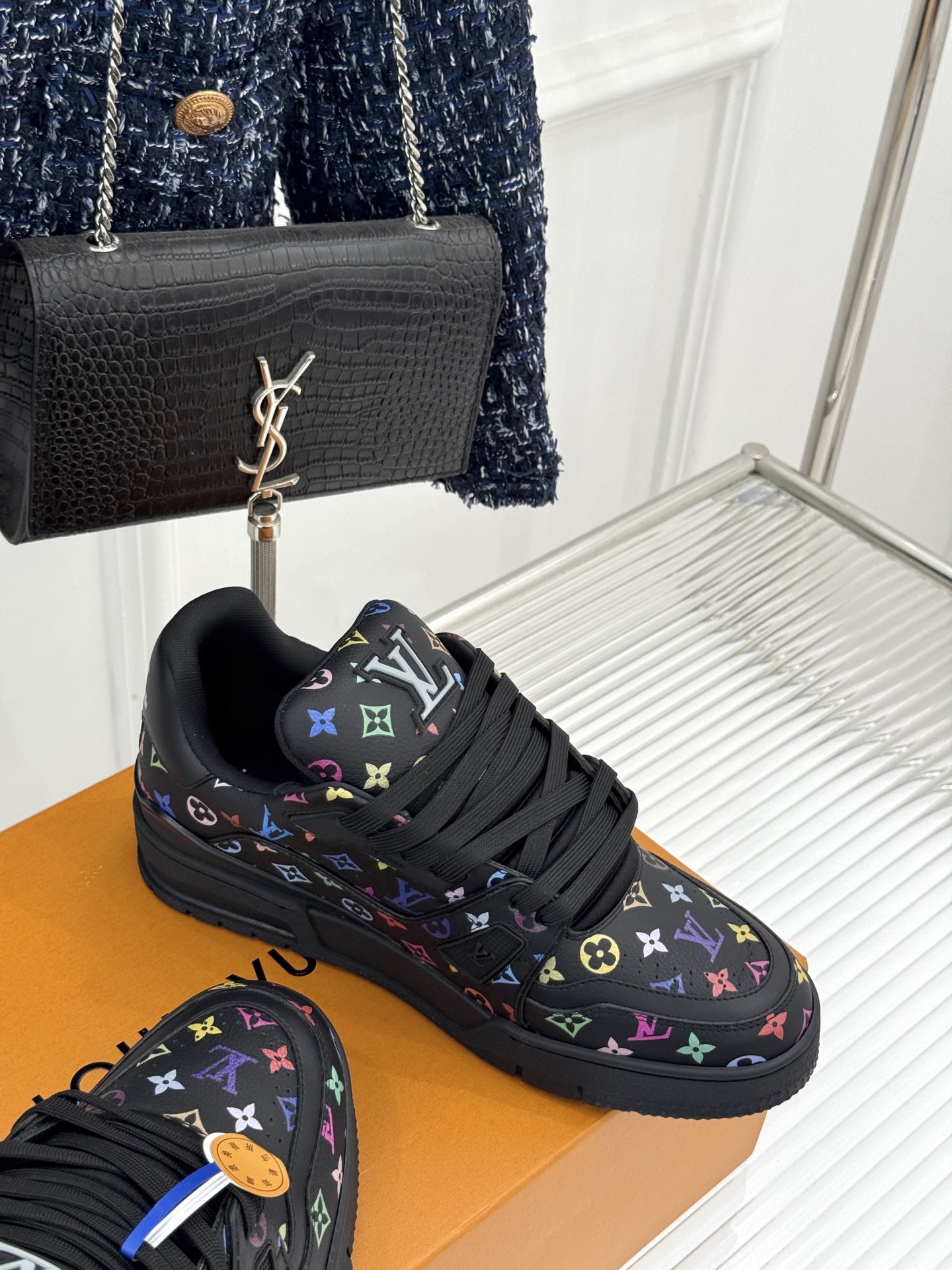 L*V驴牌经典情侣款商务定制休闲运动板鞋‼️
LV Trainer 运动鞋融合正绒面牛皮革和粒面牛皮