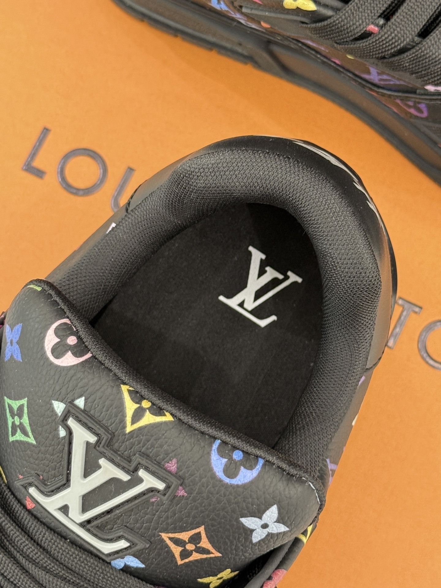 L*V驴牌经典情侣款商务定制休闲运动板鞋‼️
LV Trainer 运动鞋融合正绒面牛皮革和粒面牛皮