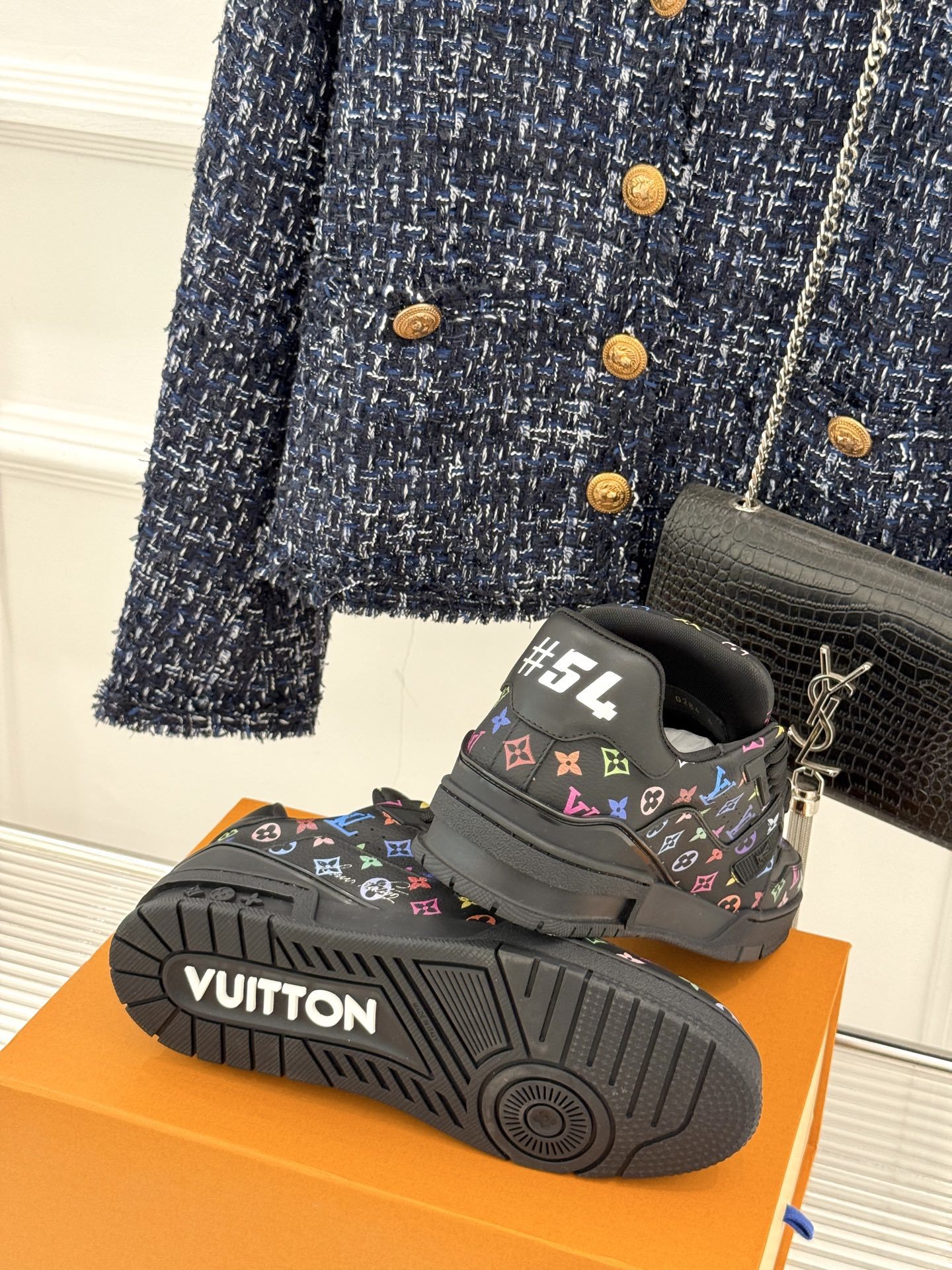 L*V驴牌经典情侣款商务定制休闲运动板鞋‼️
LV Trainer 运动鞋融合正绒面牛皮革和粒面牛皮