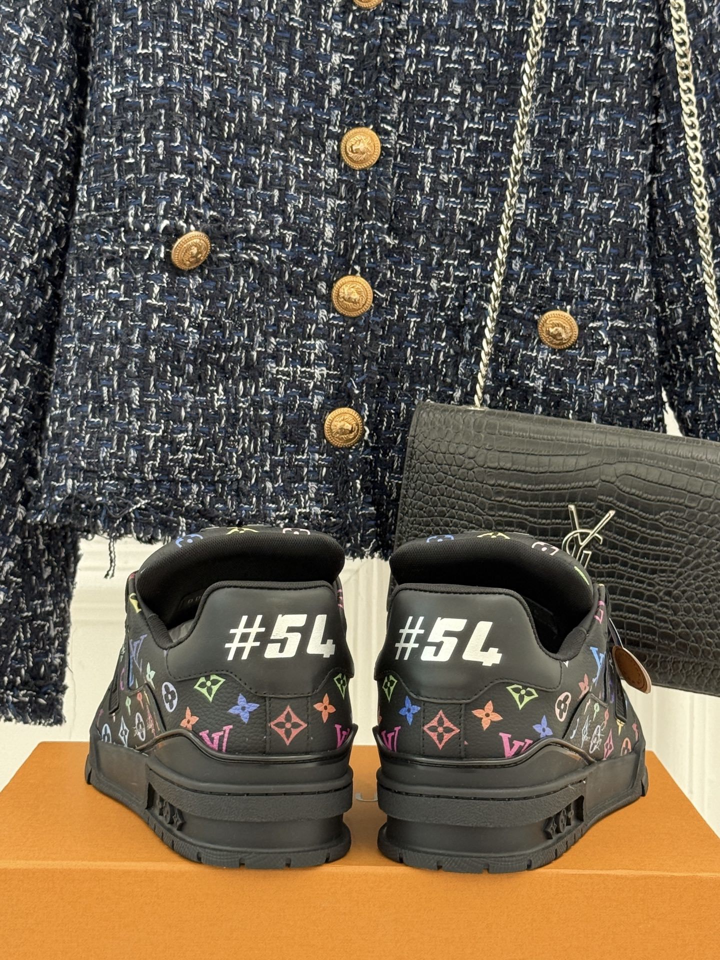 L*V驴牌经典情侣款商务定制休闲运动板鞋‼️
LV Trainer 运动鞋融合正绒面牛皮革和粒面牛皮