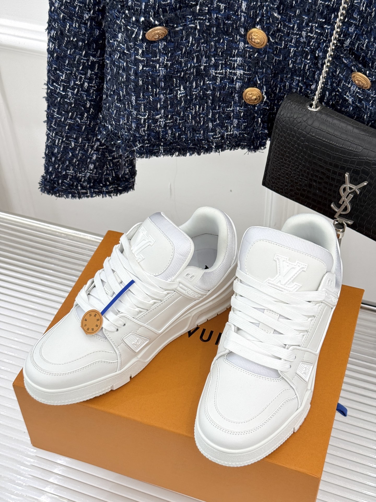 L*V驴牌经典情侣款商务定制休闲运动板鞋‼️
LV Trainer 运动鞋融合正绒面牛皮革和粒面牛皮