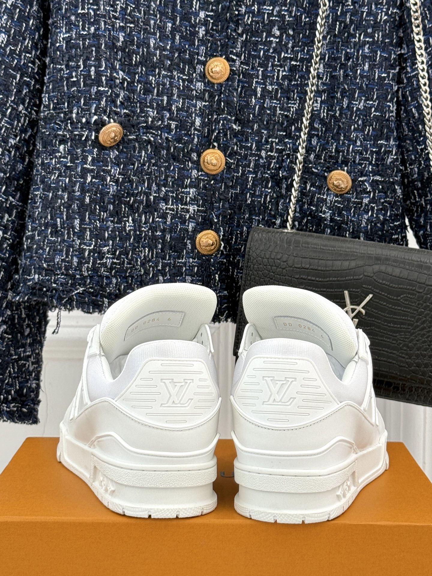 L*V驴牌经典情侣款商务定制休闲运动板鞋‼️
LV Trainer 运动鞋融合正绒面牛皮革和粒面牛皮