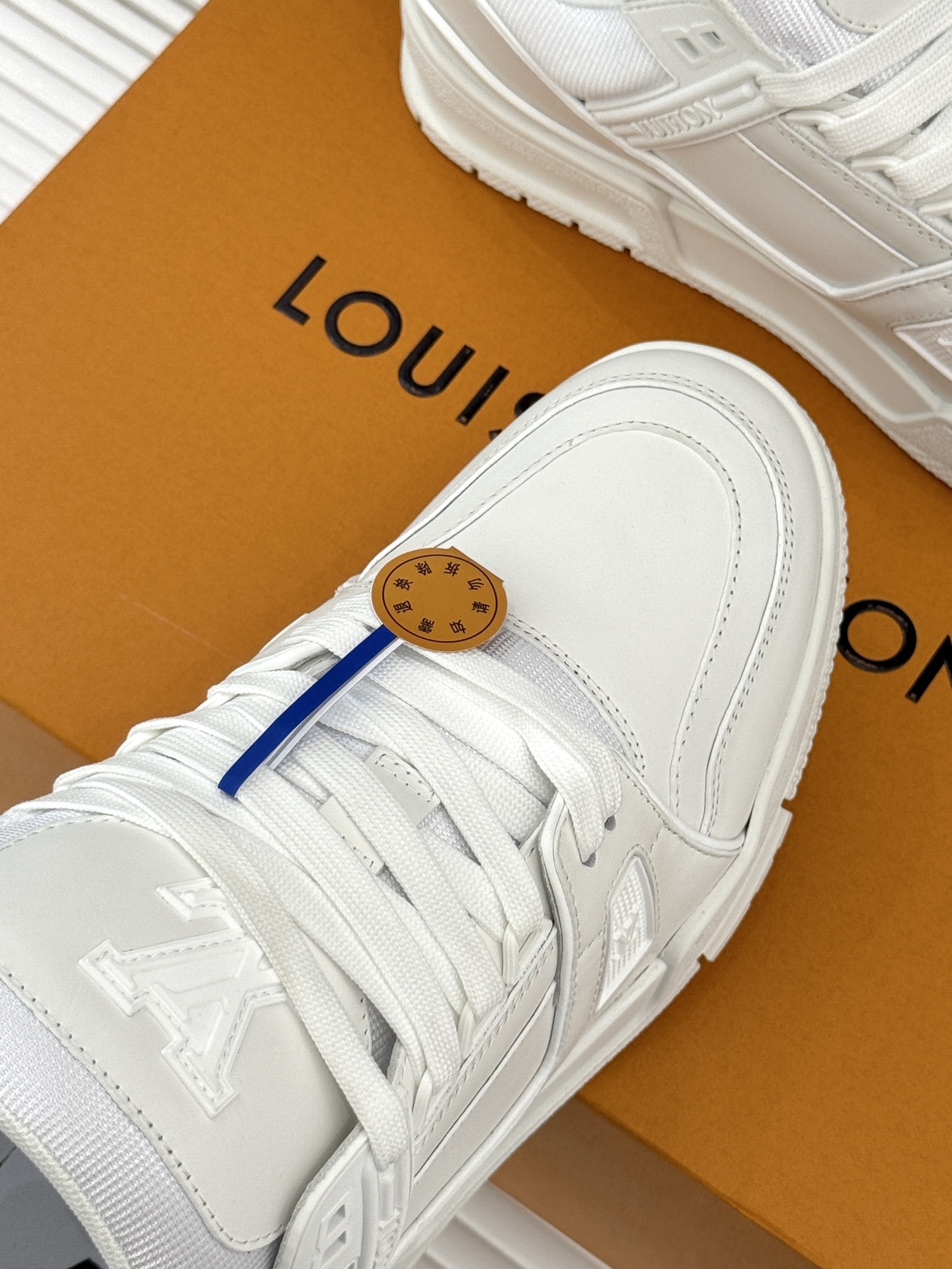 L*V驴牌经典情侣款商务定制休闲运动板鞋‼️
LV Trainer 运动鞋融合正绒面牛皮革和粒面牛皮