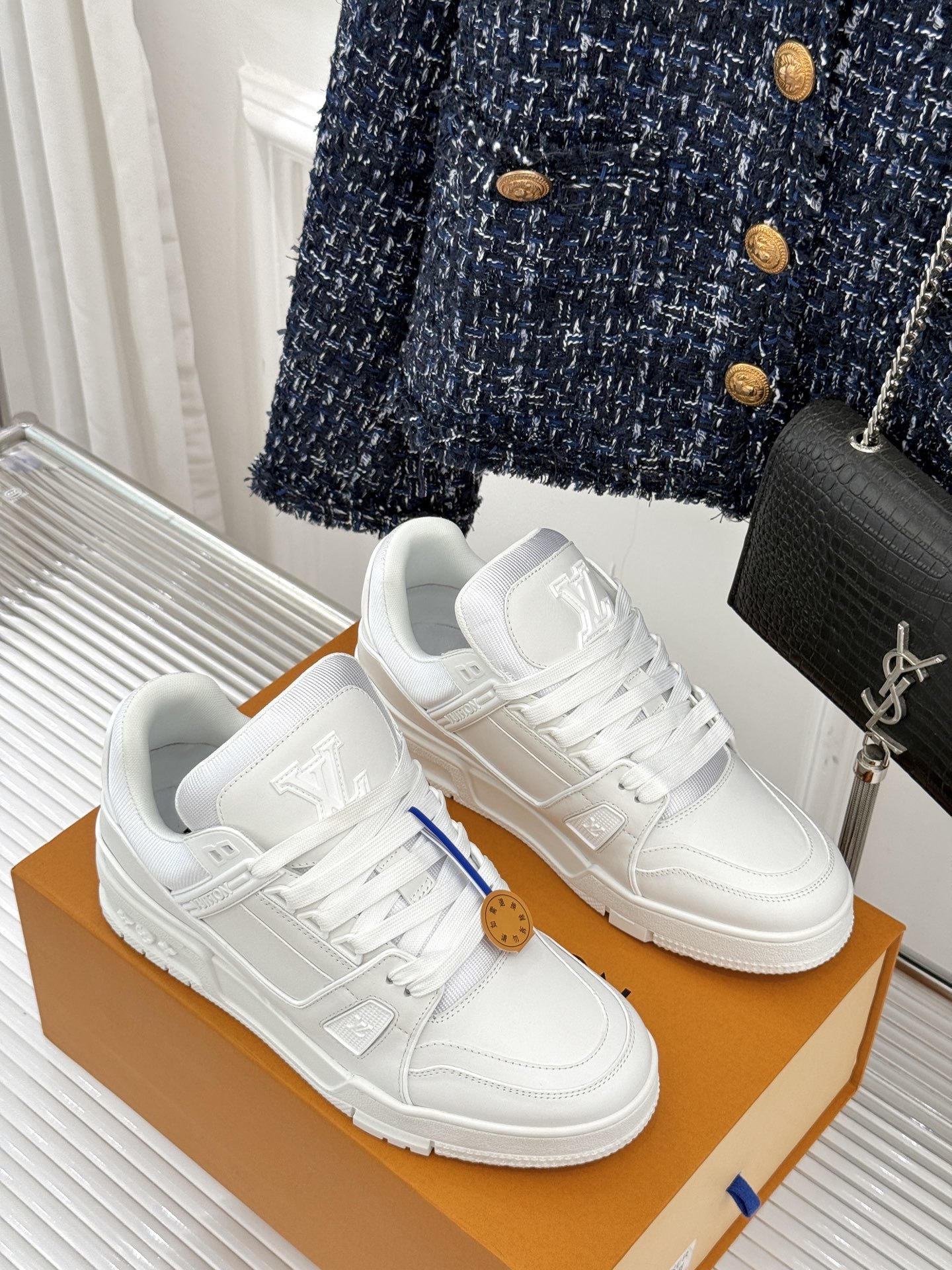 L*V驴牌经典情侣款商务定制休闲运动板鞋‼️
LV Trainer 运动鞋融合正绒面牛皮革和粒面牛皮