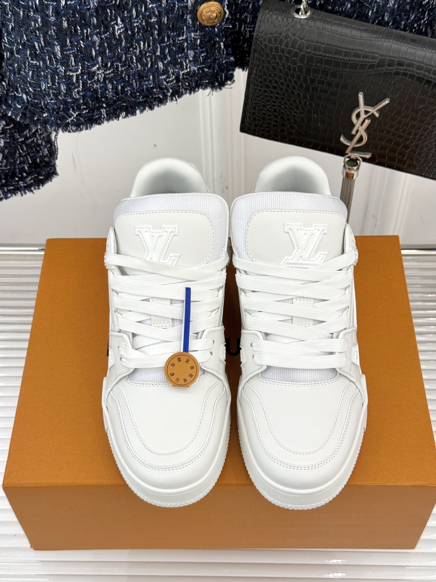 L*V驴牌经典情侣款商务定制休闲运动板鞋‼️
LV Trainer 运动鞋融合正绒面牛皮革和粒面牛皮