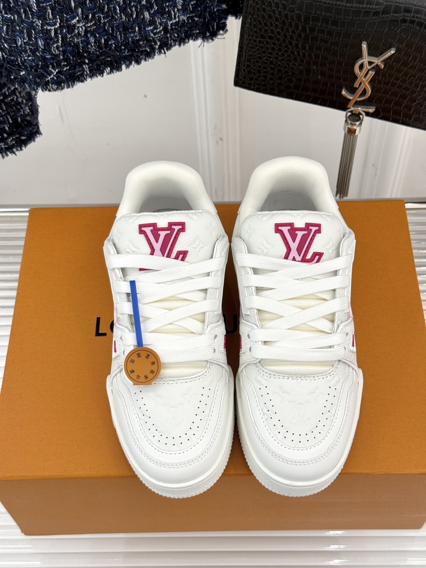 L*V驴牌经典情侣款商务定制休闲运动板鞋‼️
LV Trainer 运动鞋融合正绒面牛皮革和粒面牛皮