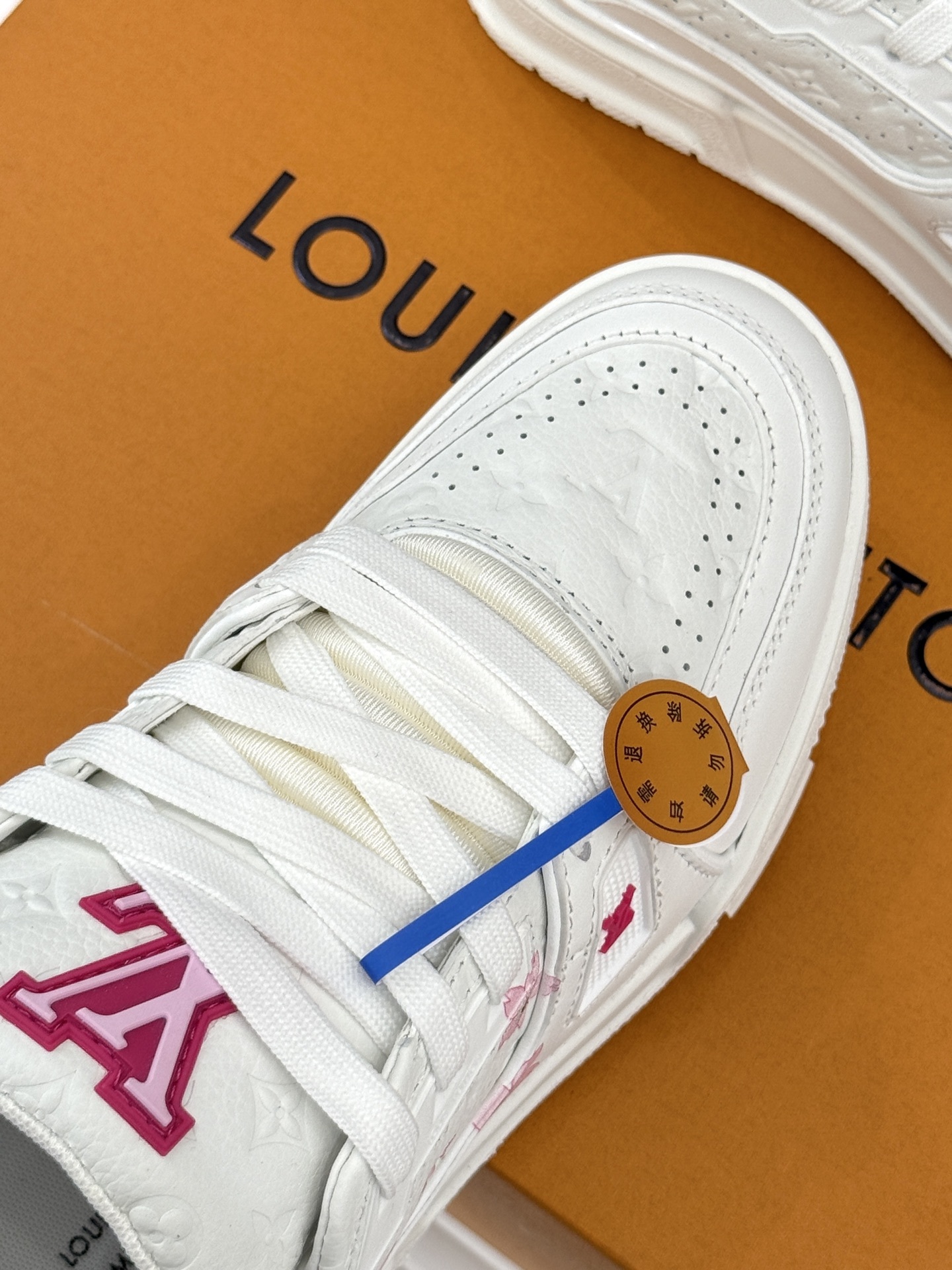 L*V驴牌经典情侣款商务定制休闲运动板鞋‼️
LV Trainer 运动鞋融合正绒面牛皮革和粒面牛皮