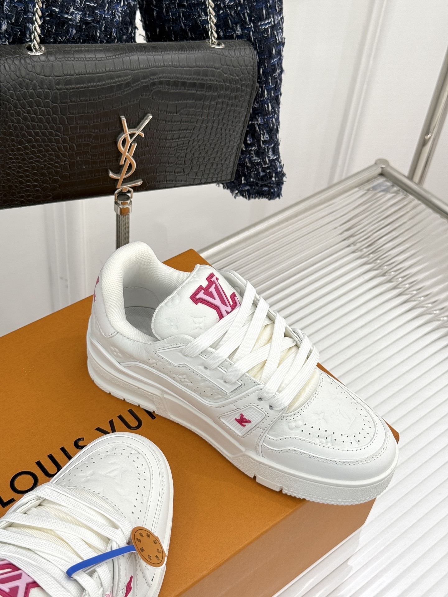 L*V驴牌经典情侣款商务定制休闲运动板鞋‼️
LV Trainer 运动鞋融合正绒面牛皮革和粒面牛皮